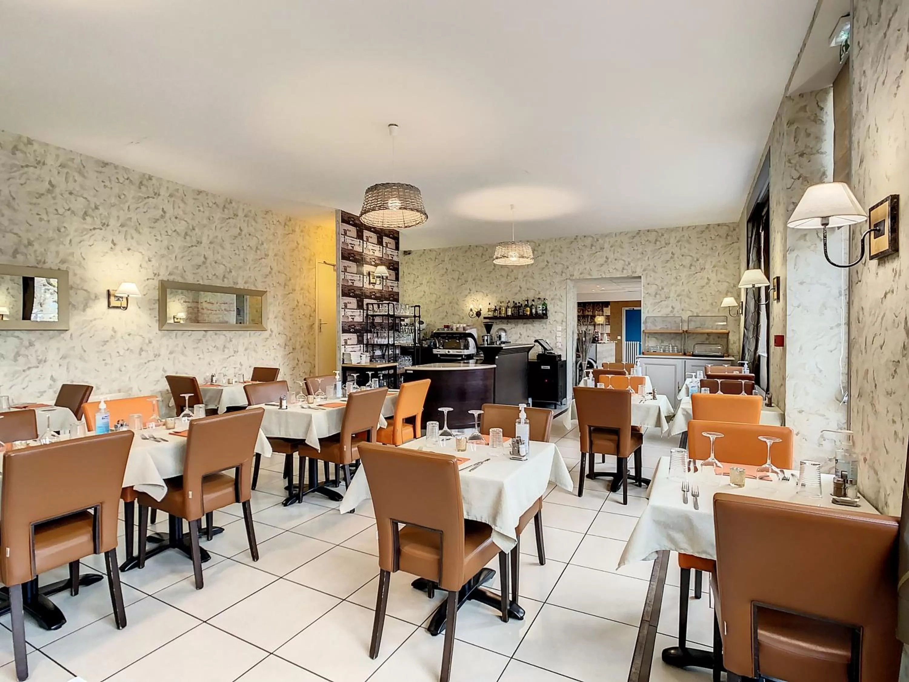 Restaurant/places to eat in Logis Hotel Beaudon