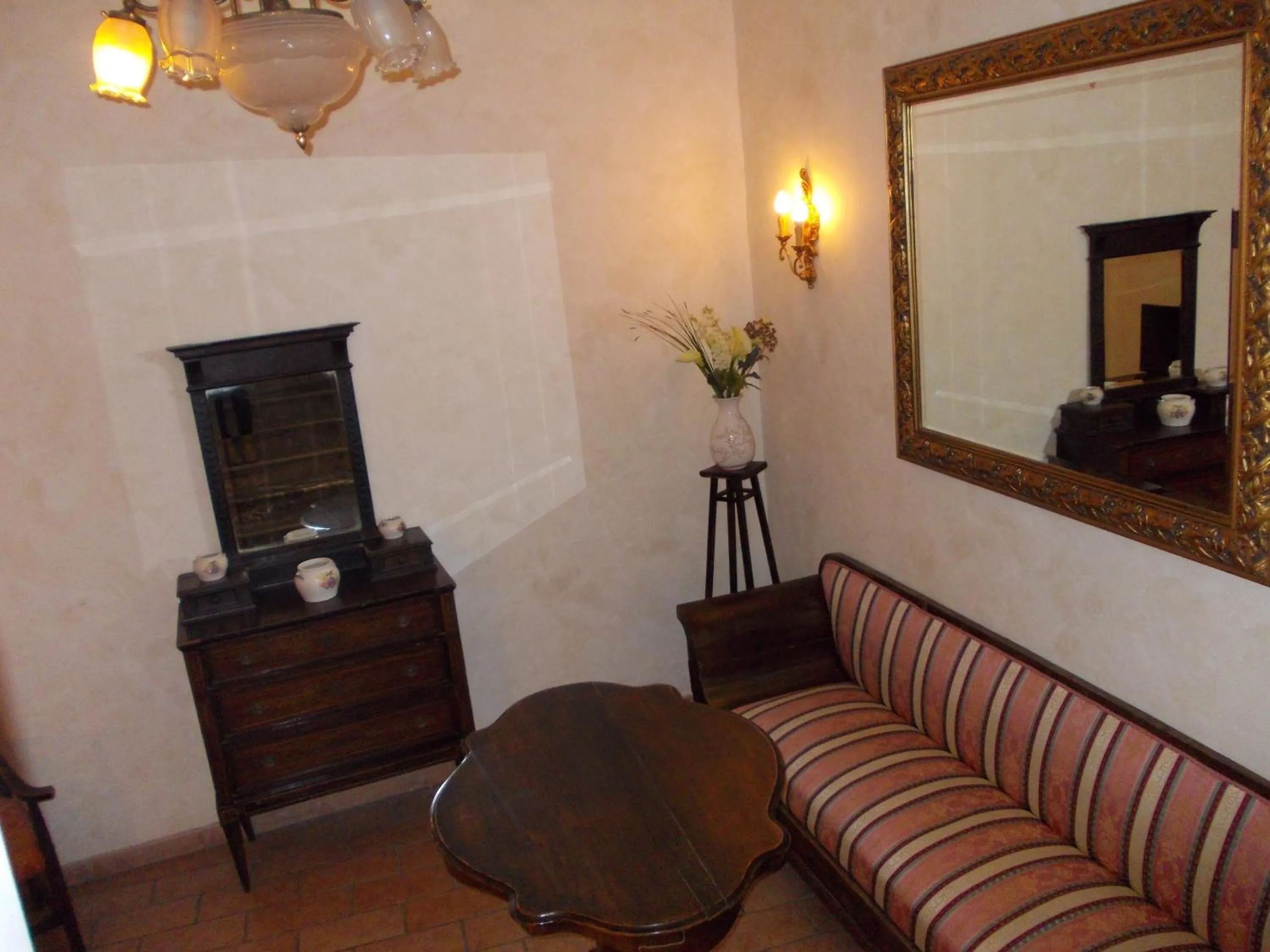 Communal lounge/ TV room in Hotel Victoria