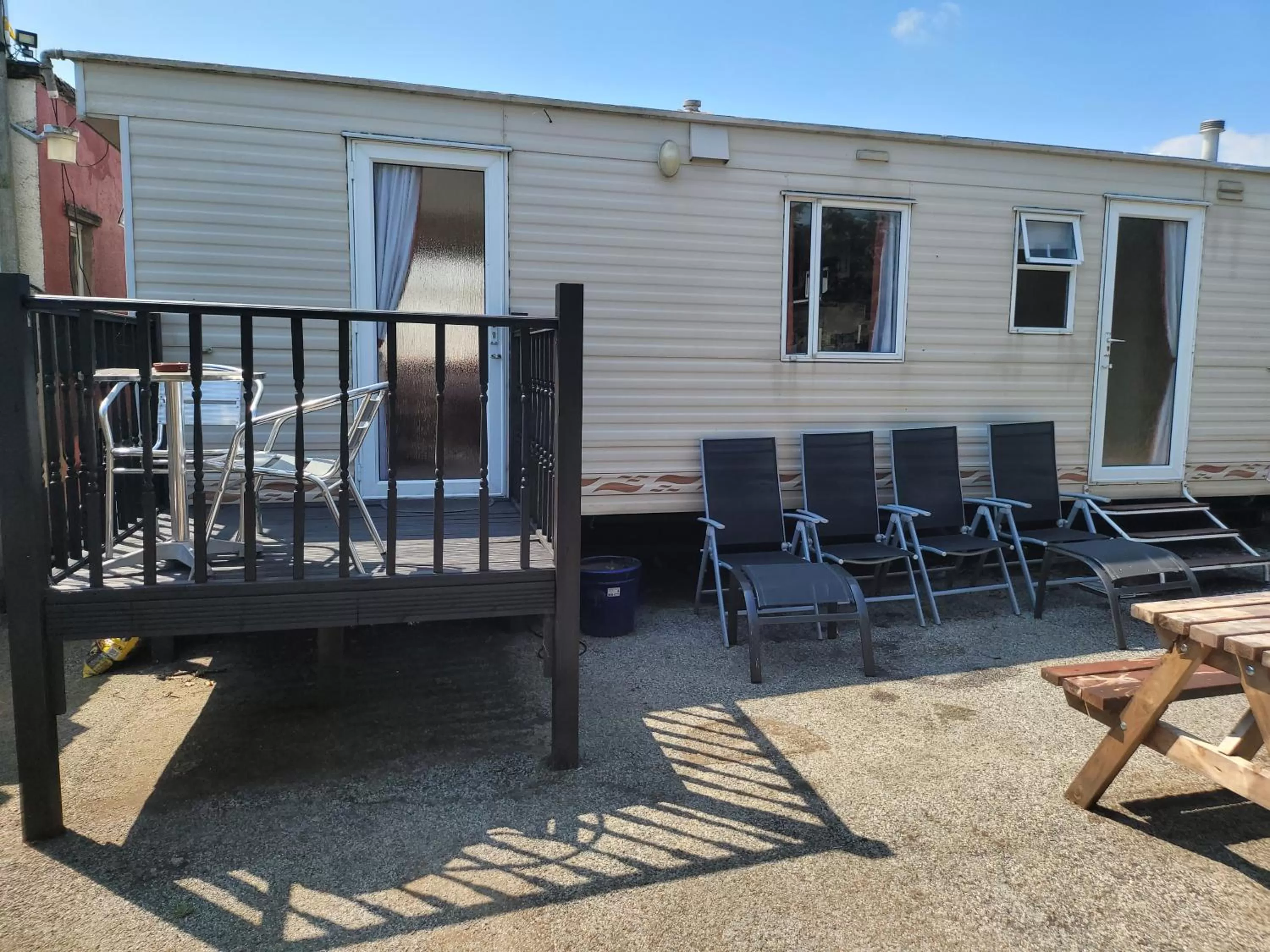 the jackdaw pub SELF CATERING STATIC CARAVAN free breakfast supplied
