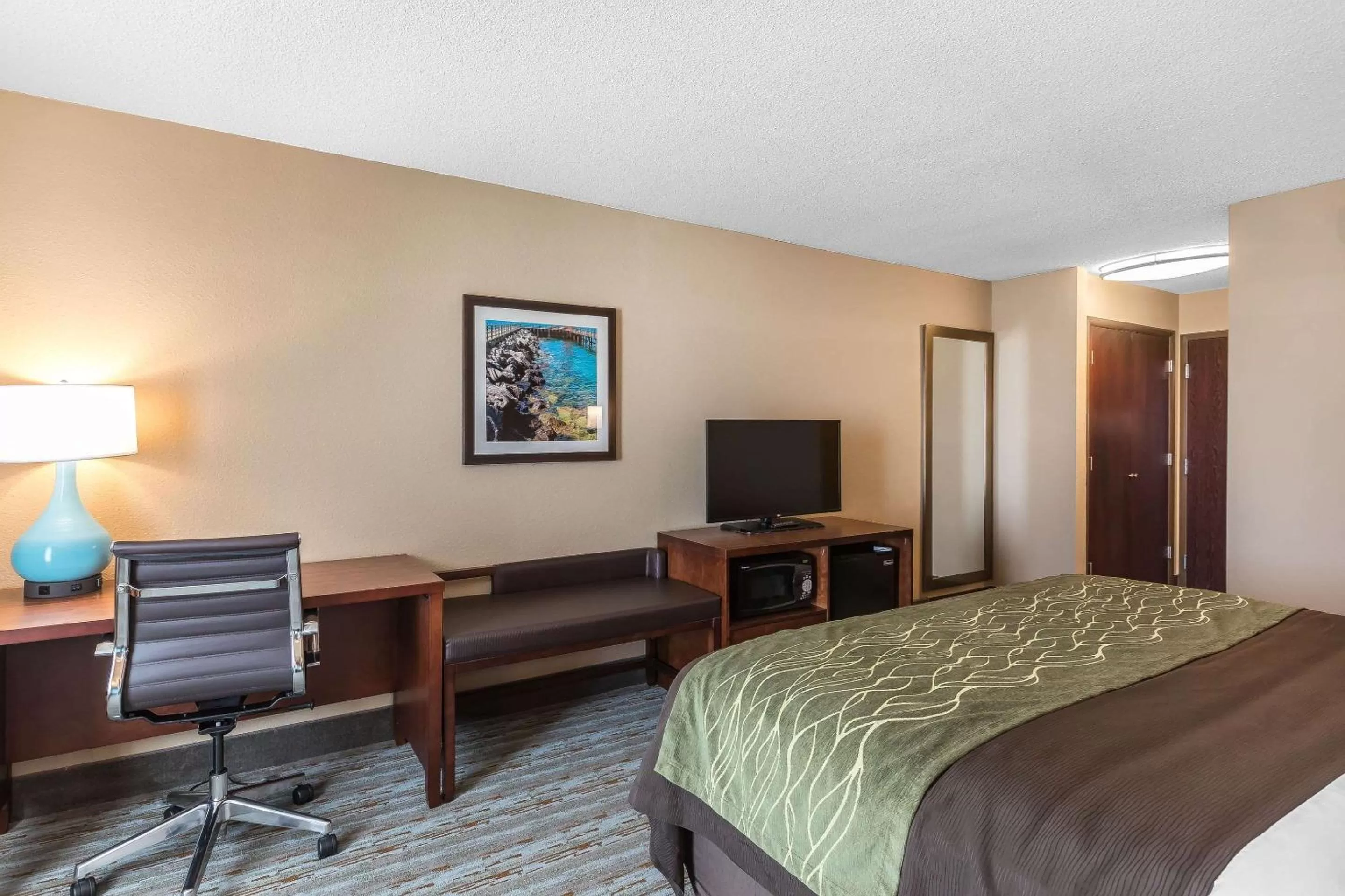 Photo of the whole room, Bed in Comfort Inn Bay City - Riverfront