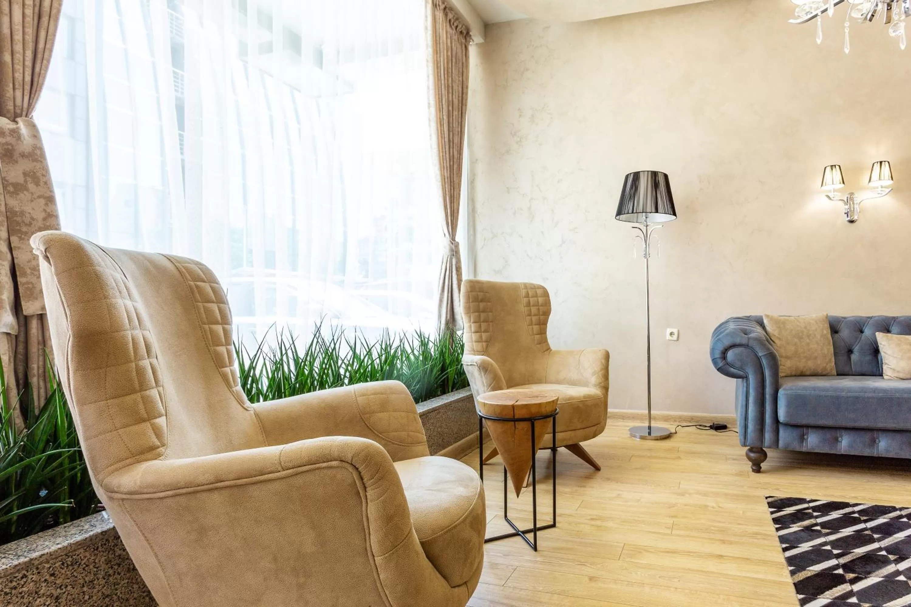 Seating area in City Avenue Hotel by HMG-Free Parking-Free Wi-Fi