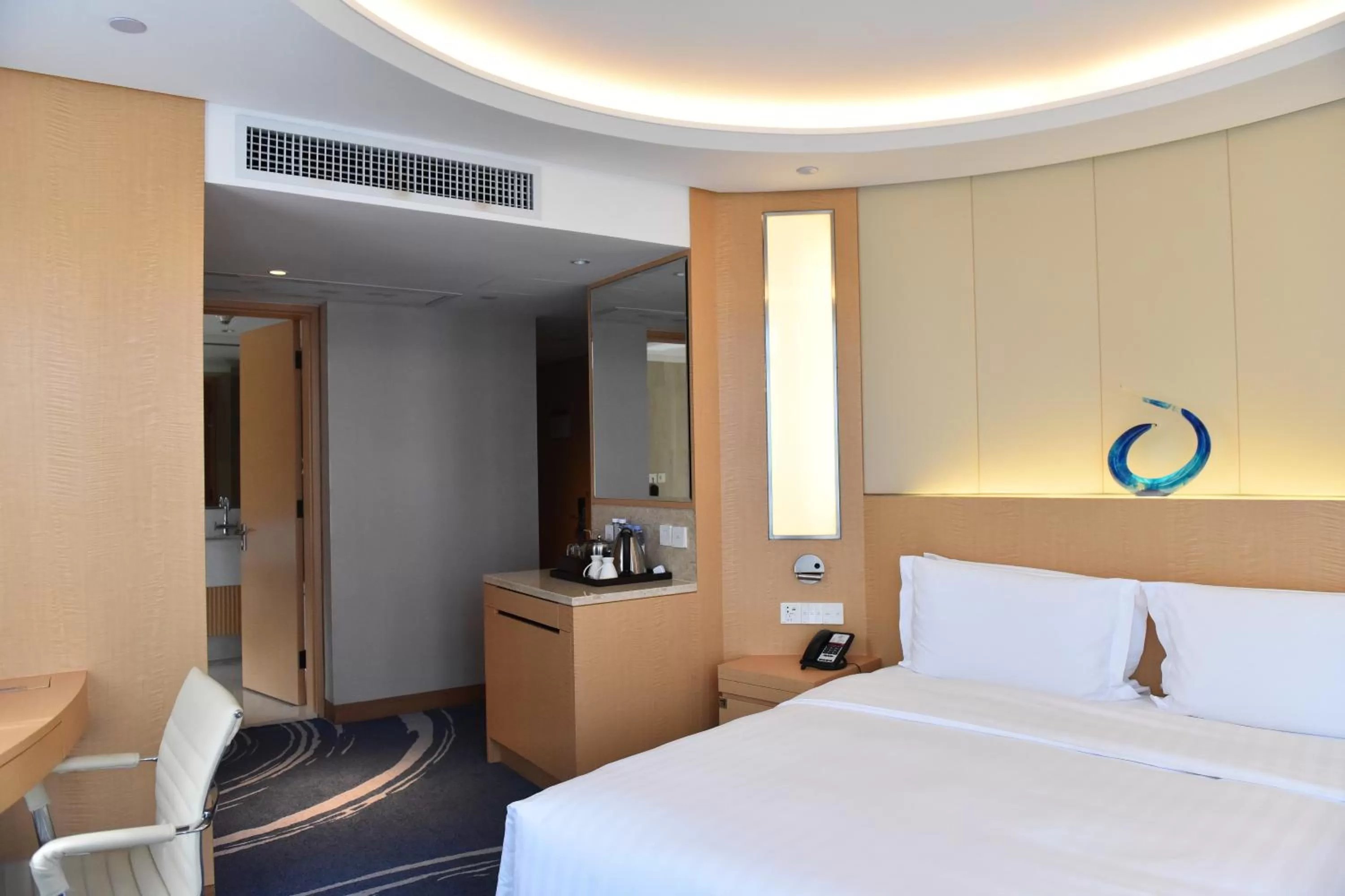 Photo of the whole room, Bed in Crowne Plaza Shenzhen Futian, Near to Shenzhen Convention&Exhibition Centre, Shenzhen Stock Exchange and Shenzhen Civic Center, Outdoor Heated Pool