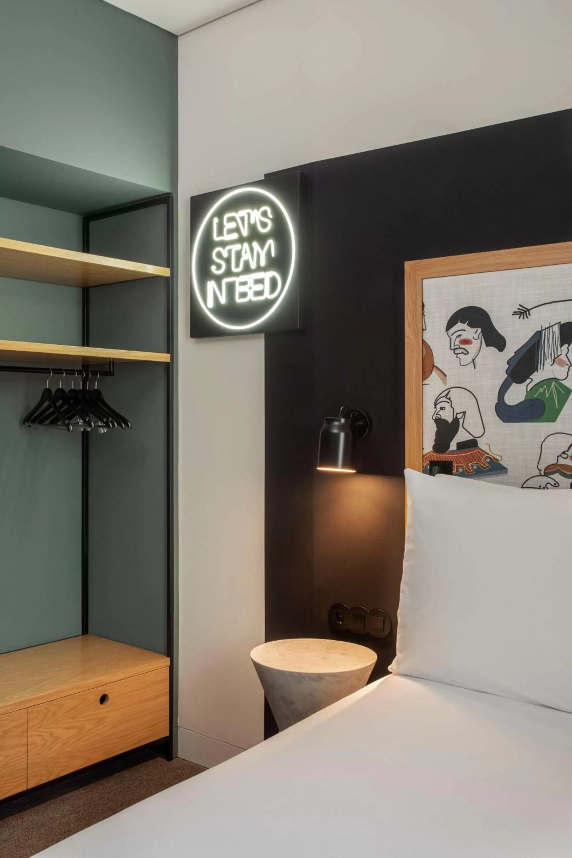 Bed in Se Catedral Hotel Porto, Tapestry Collection By Hilton