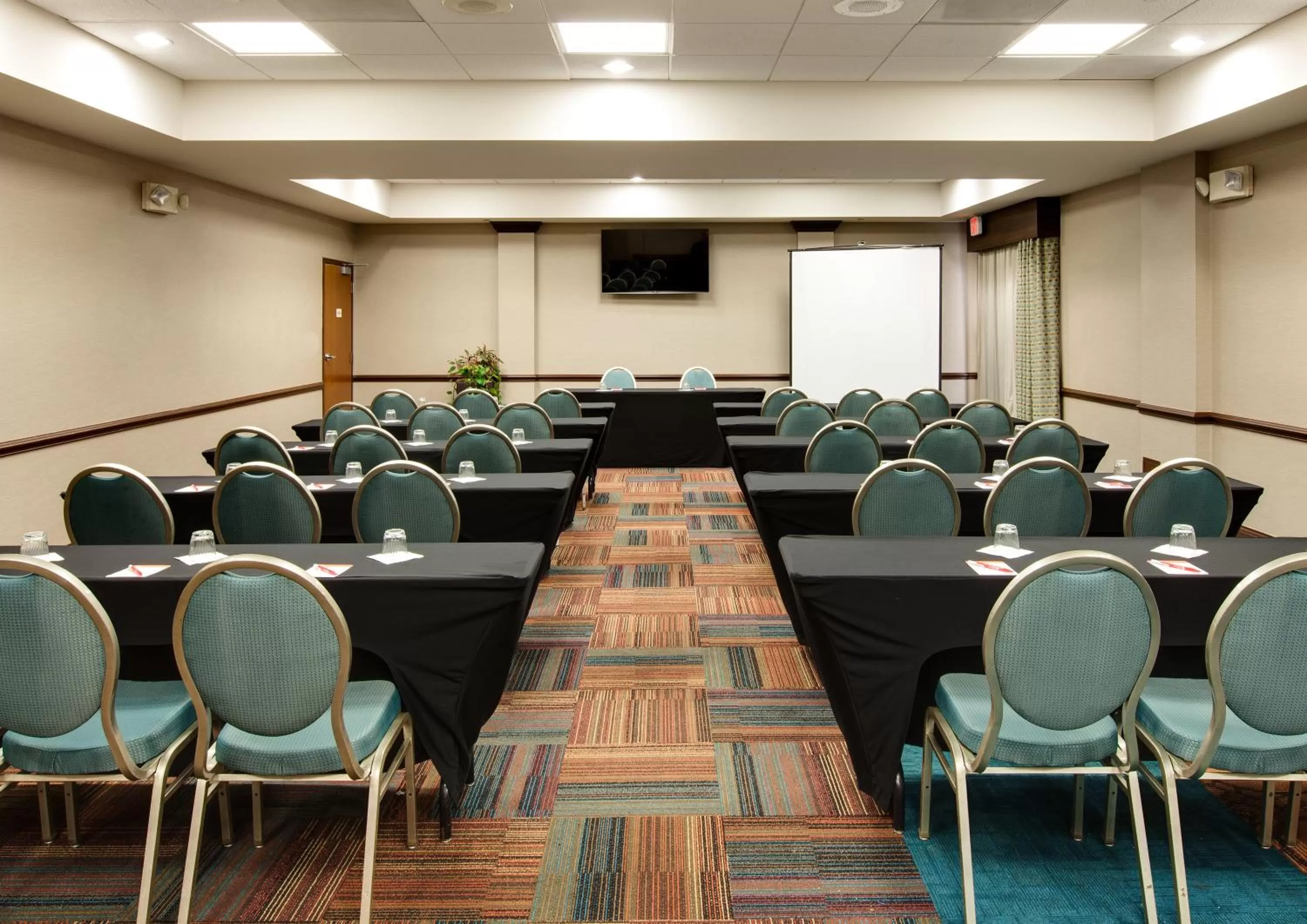 Meeting/conference room in Hotel Indigo Chicago - Vernon Hills by IHG