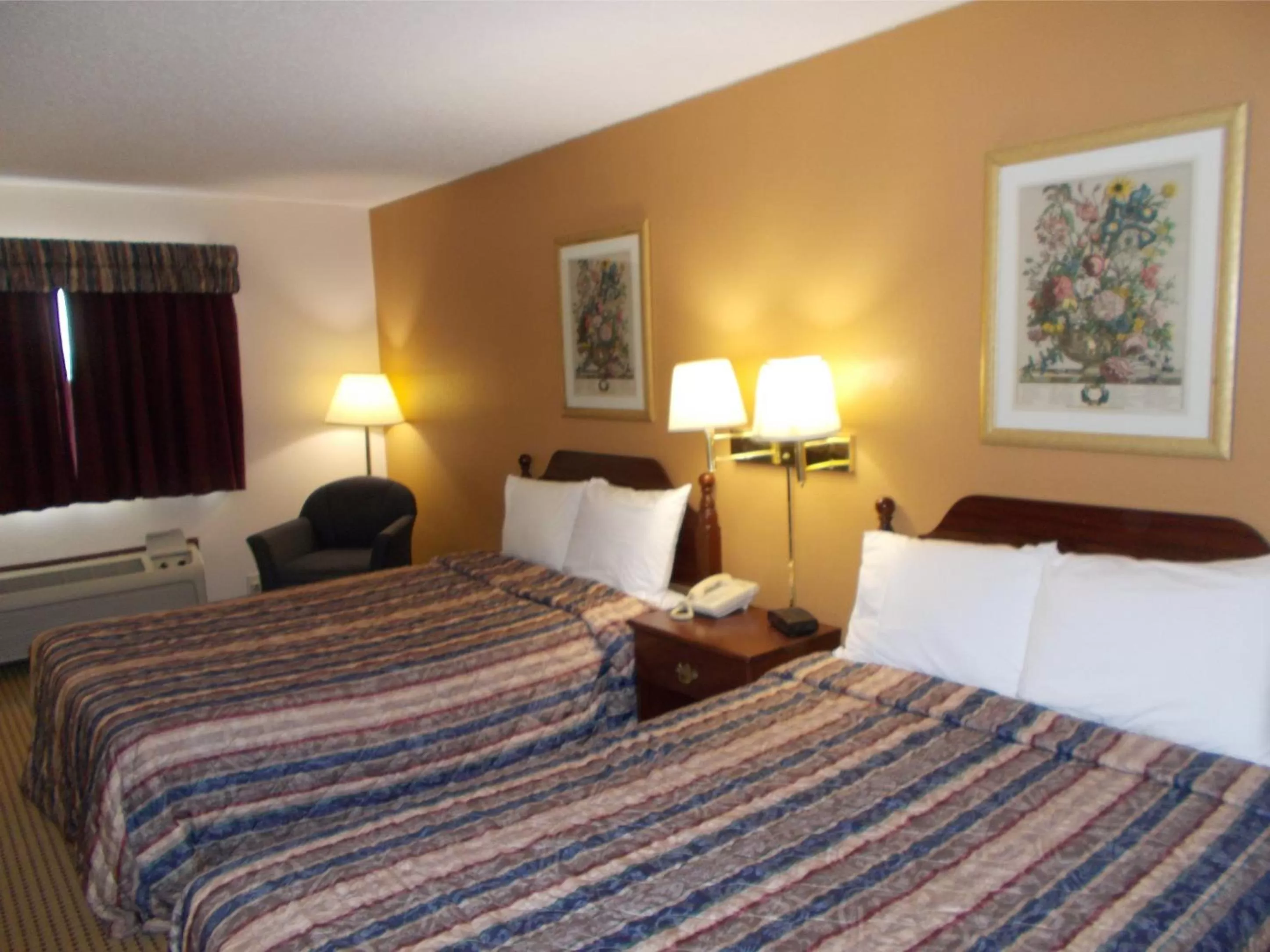Photo of the whole room, Bed in Royalton Inn and Suites, Wilmington,Ohio