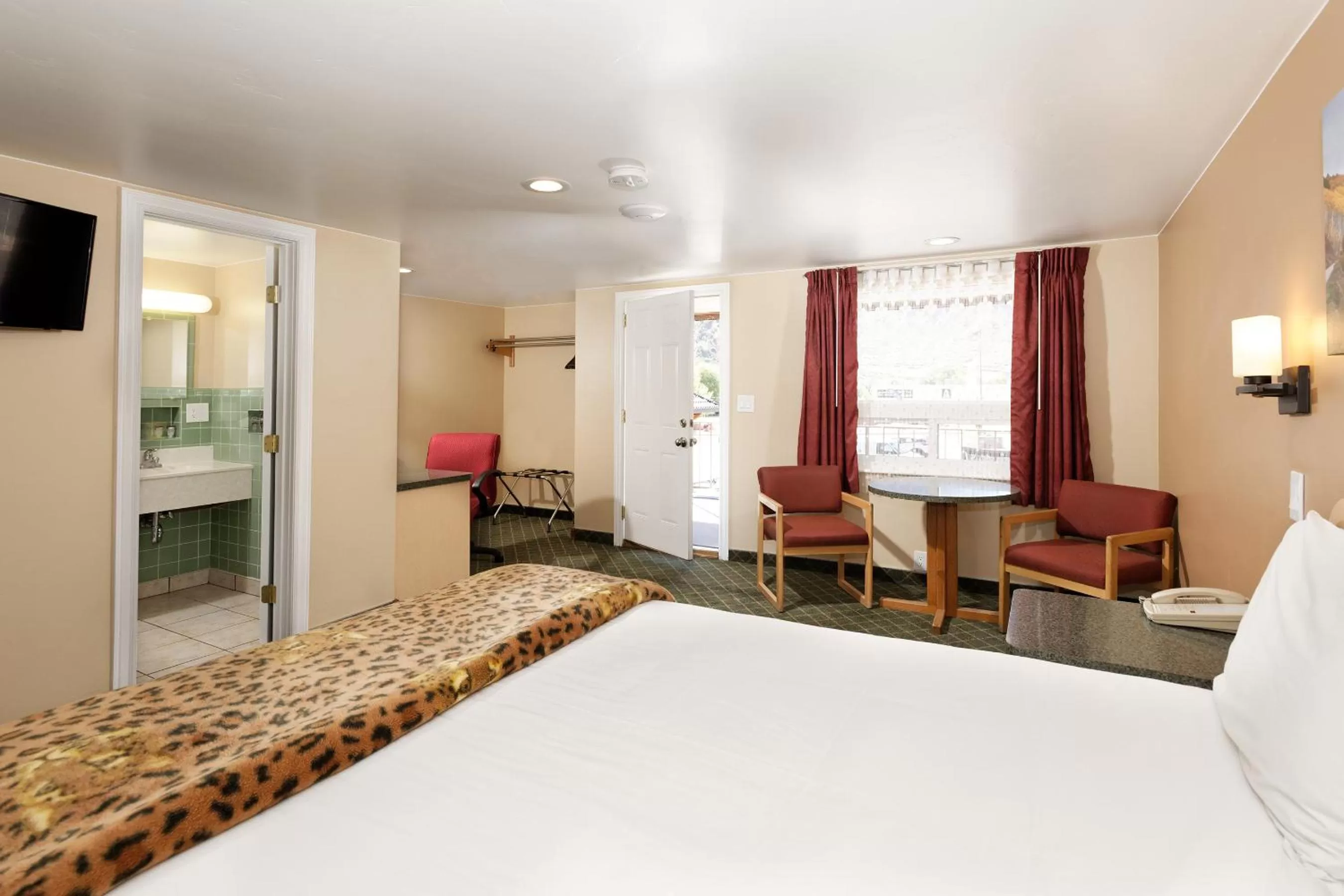 Photo of the whole room, Bed in Glenwood Springs Inn