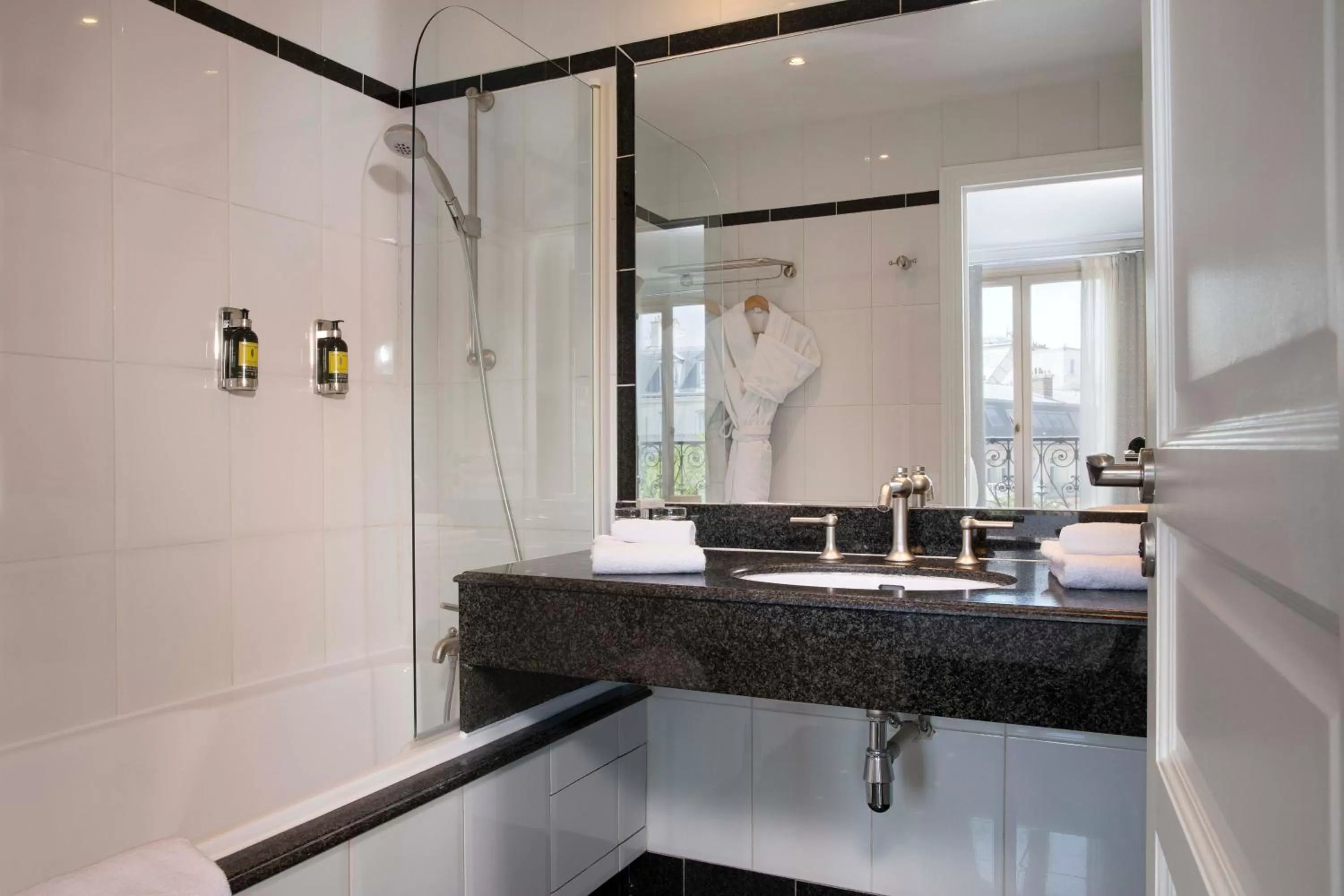 Bathroom in Hôtel Elysées Régencia