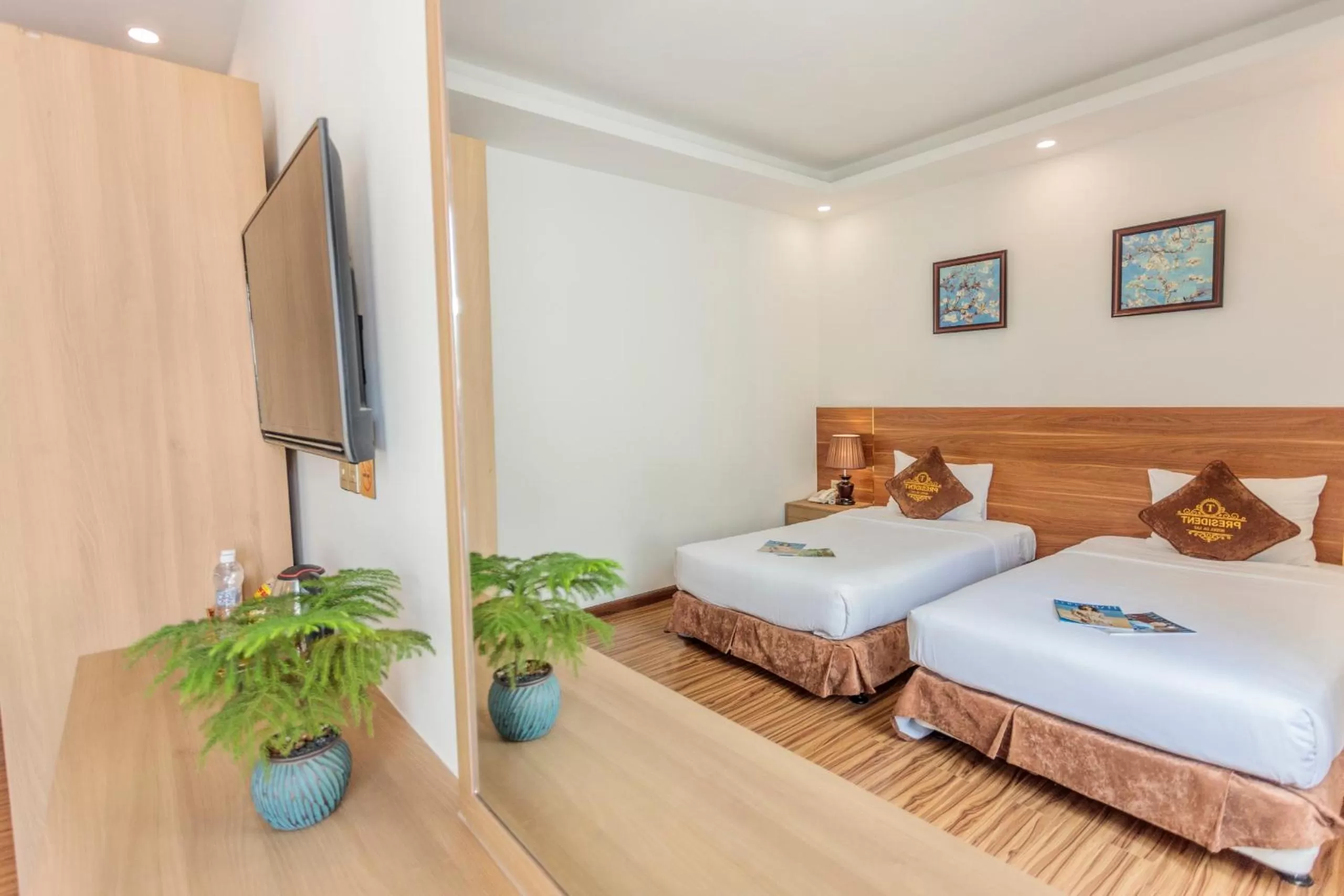 Communal lounge/ TV room, Bed in President Hotel