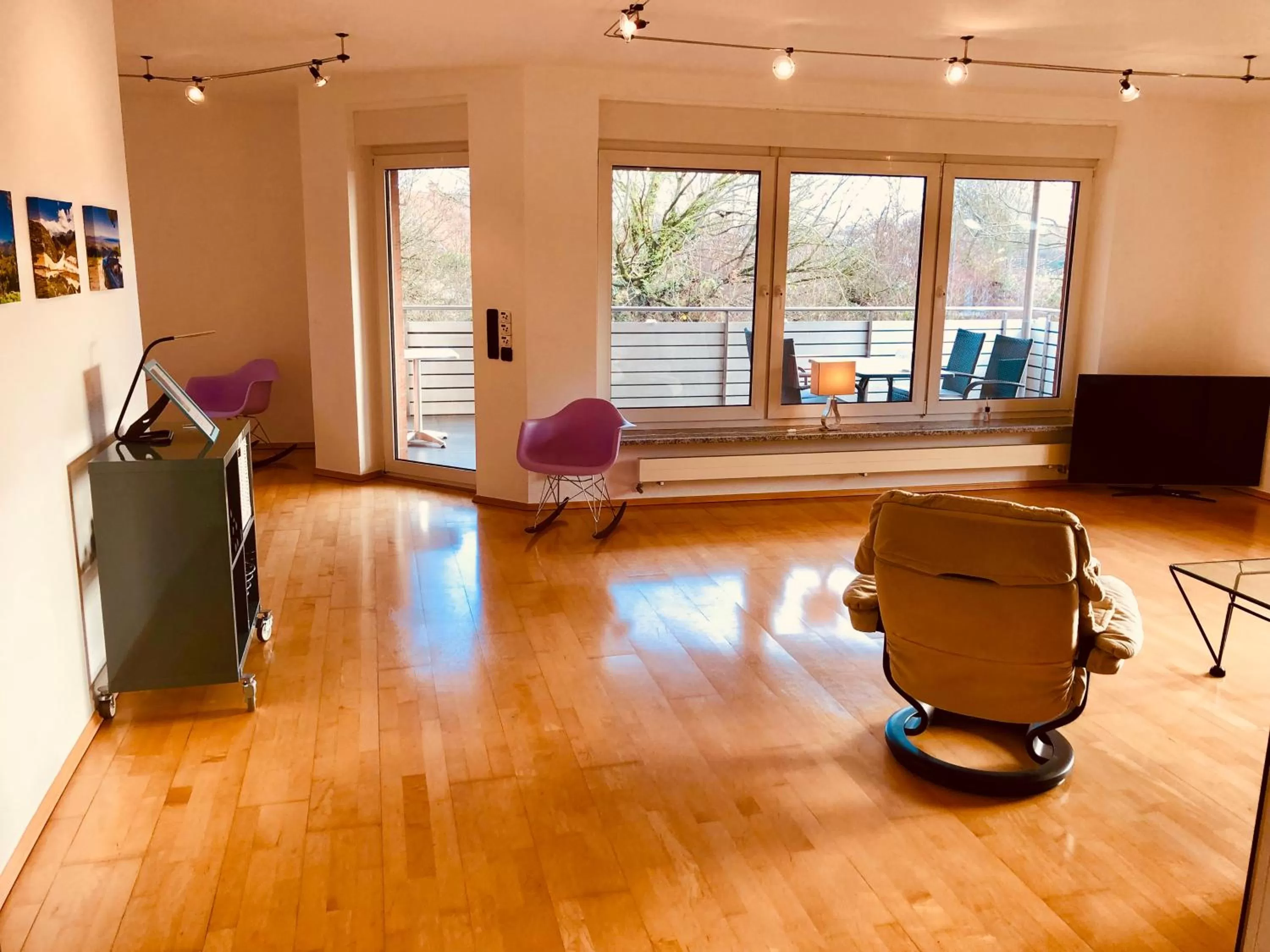 Communal lounge/ TV room in smart&beautiful Guesthouse