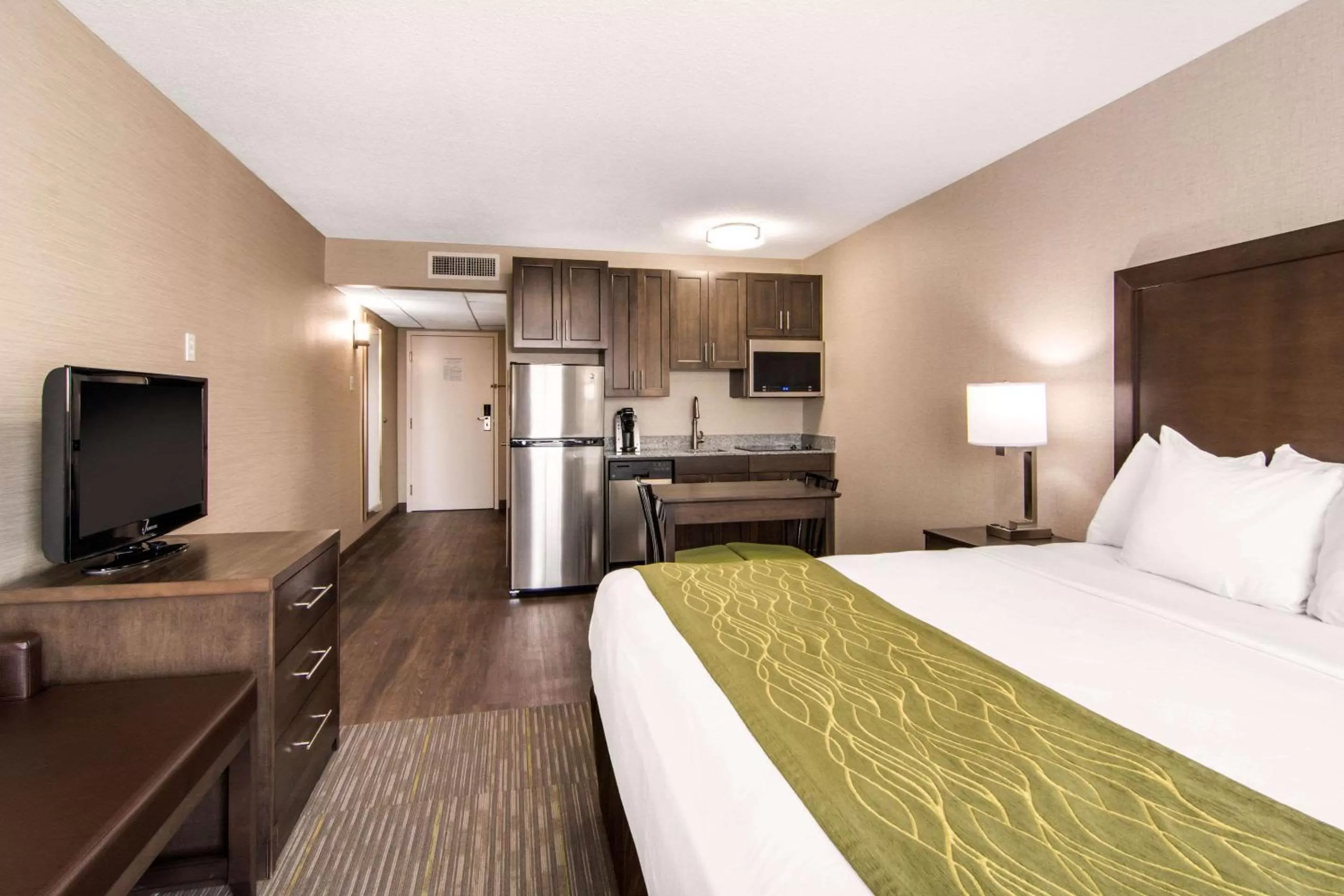 Photo of the whole room, Bed in Comfort Inn & Suites