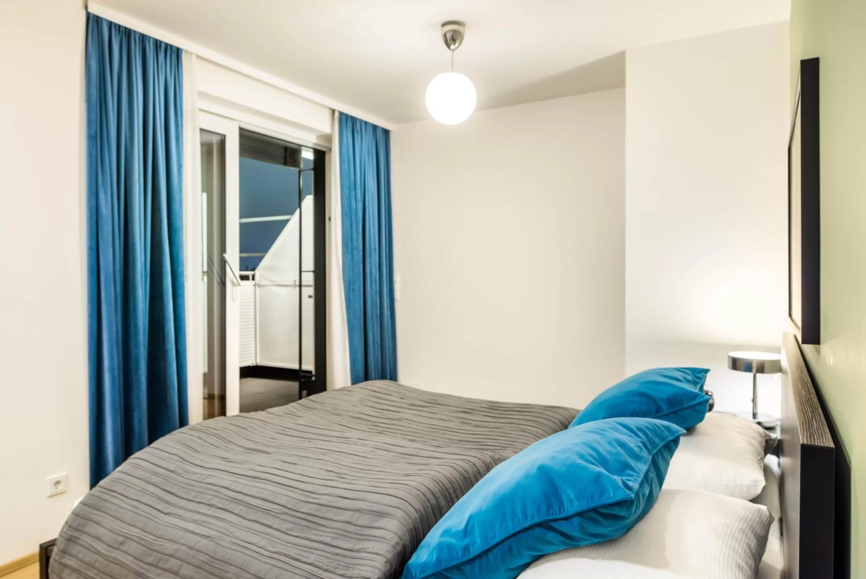 Bedroom, Bed in Jimmy's Apartments Emerald