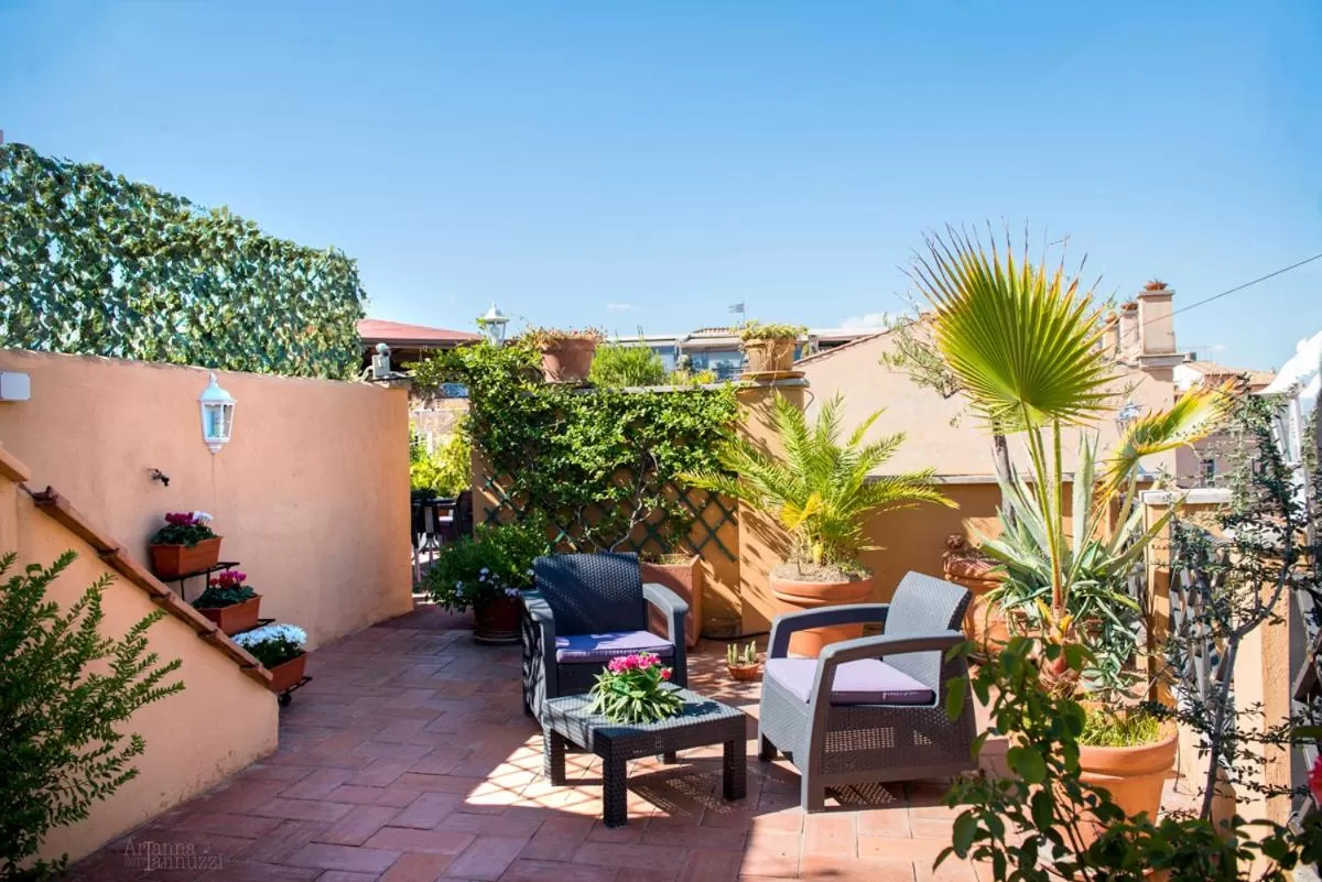 Balcony/Terrace in Pantheon Inn