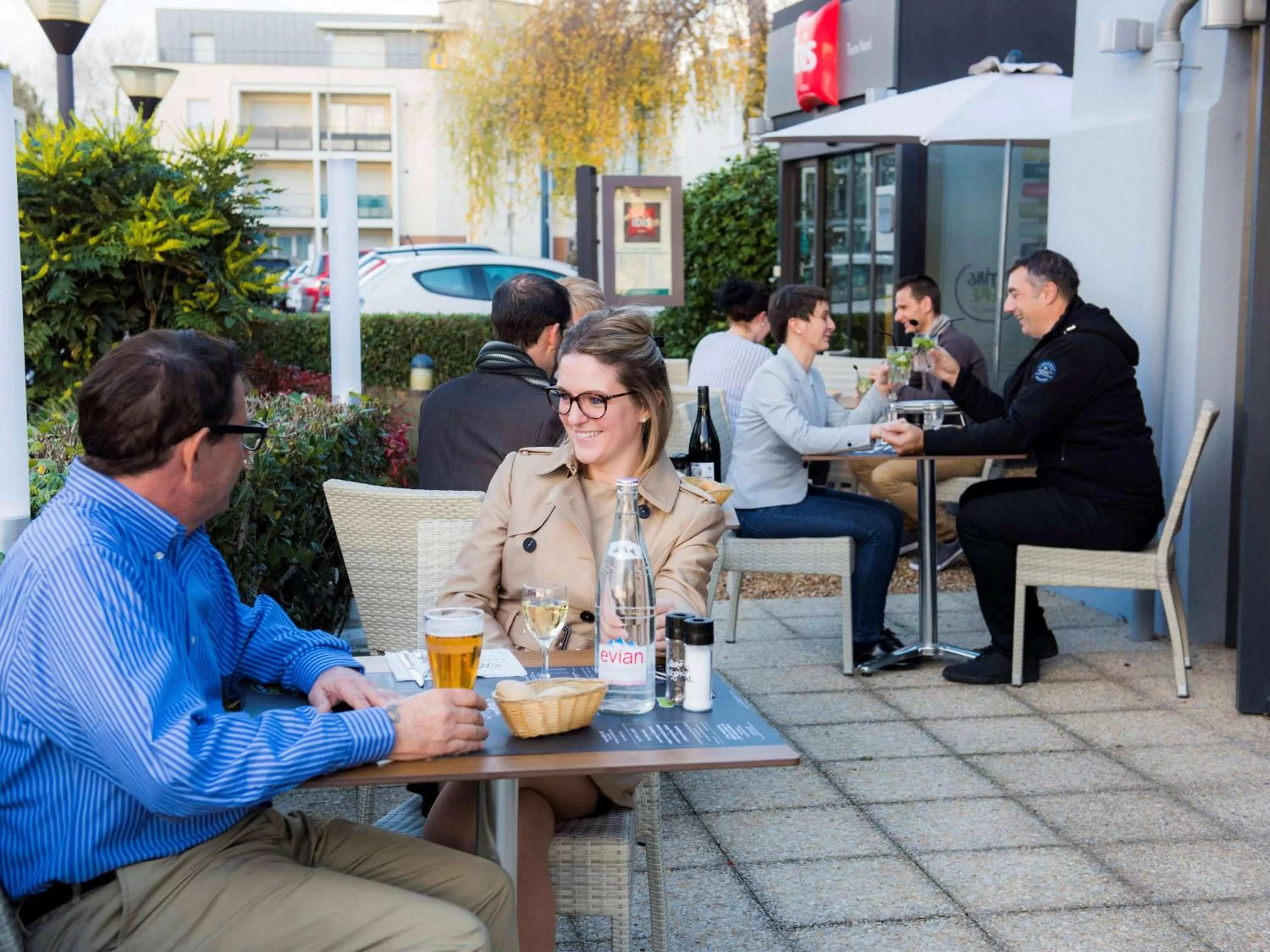 Lounge or bar in ibis Tours Nord