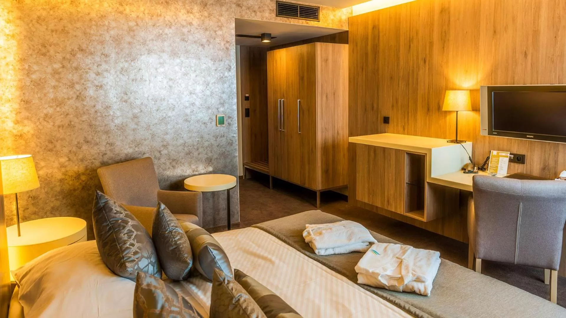 Seating area, Bed in Hotel AquaCity Seasons