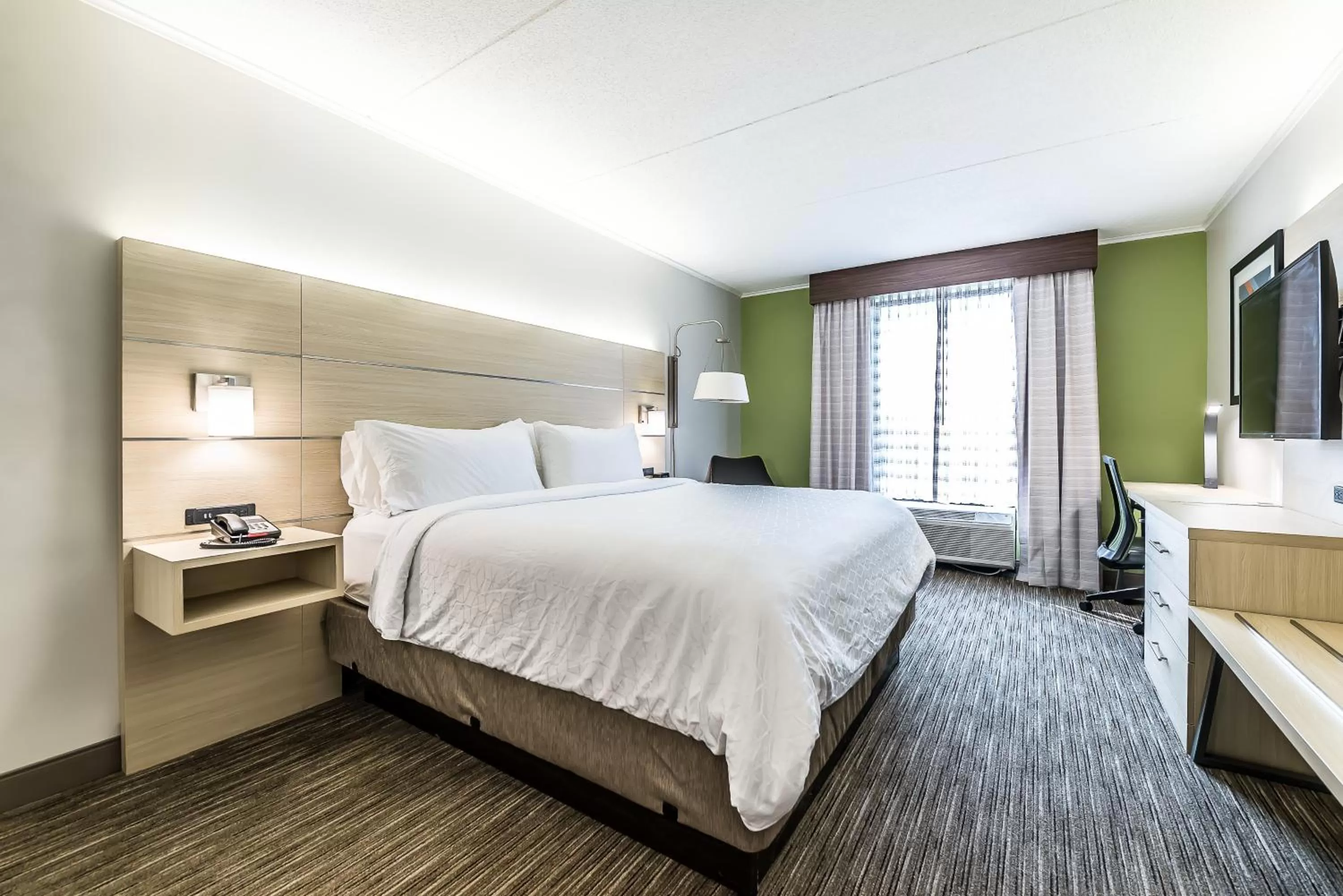 Photo of the whole room, Bed in Holiday Inn Express Flint-Campus Area by IHG