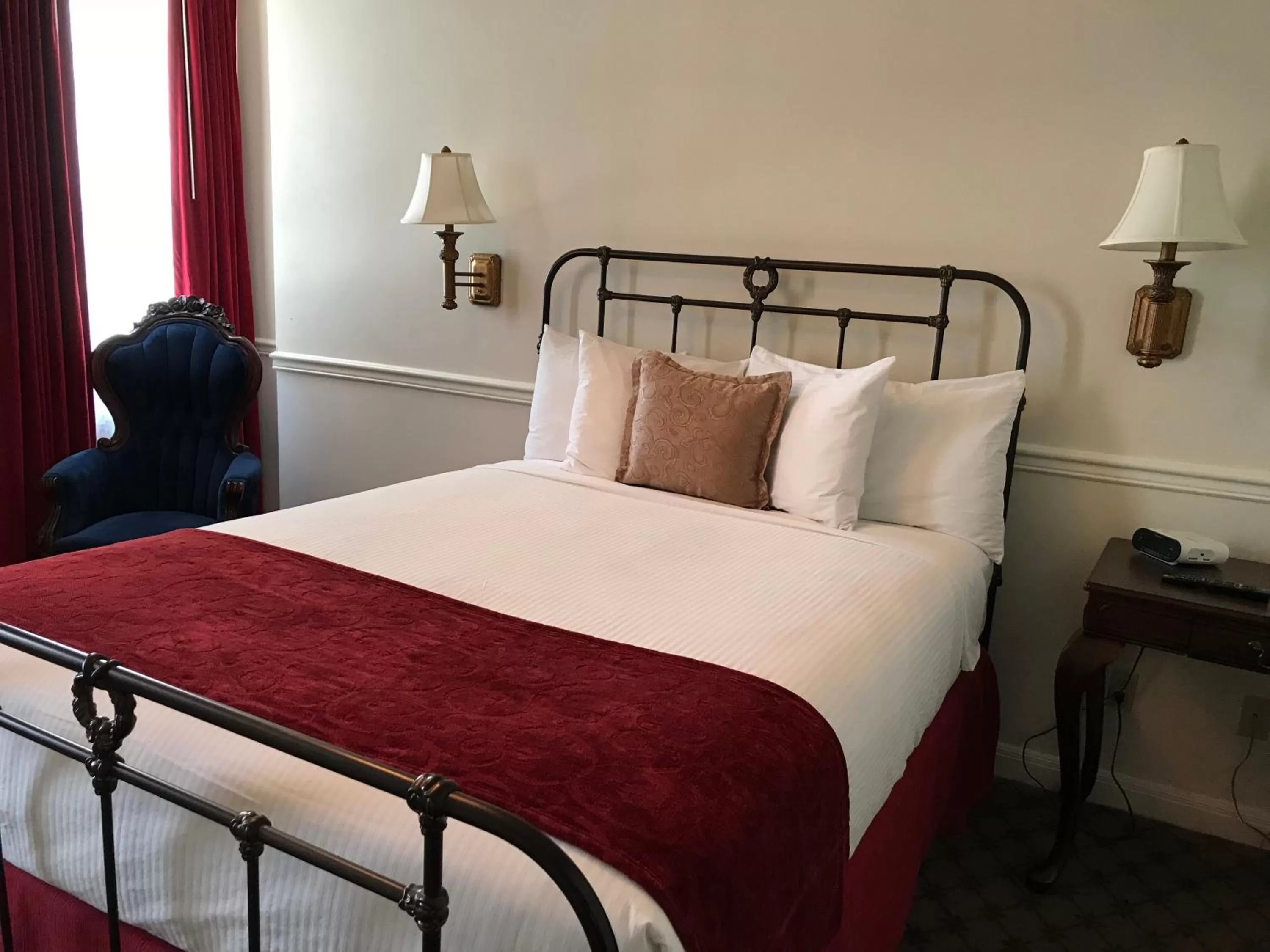 Bedroom, Bed in Mizpah Hotel