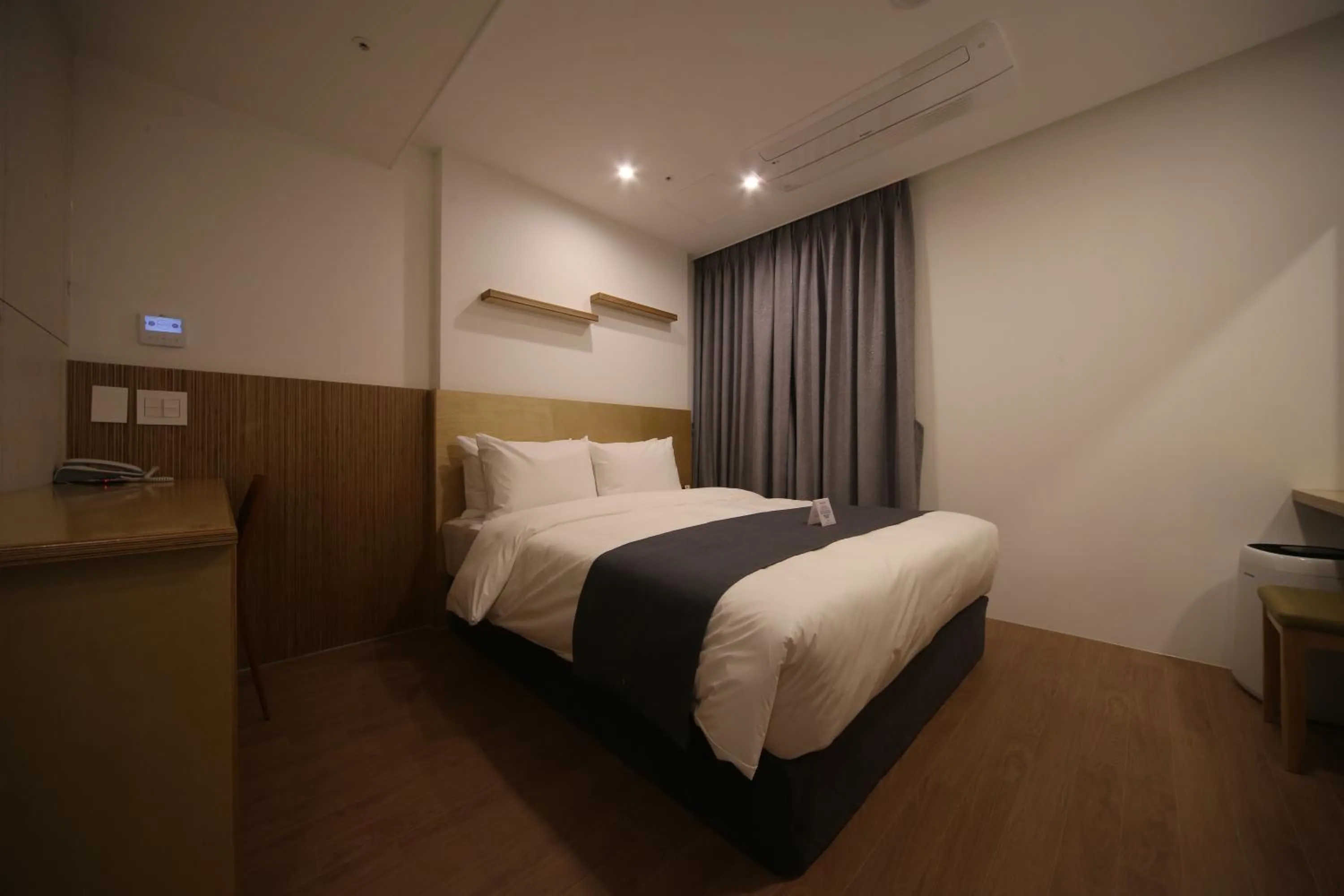 Bed in Hotel Noblestay