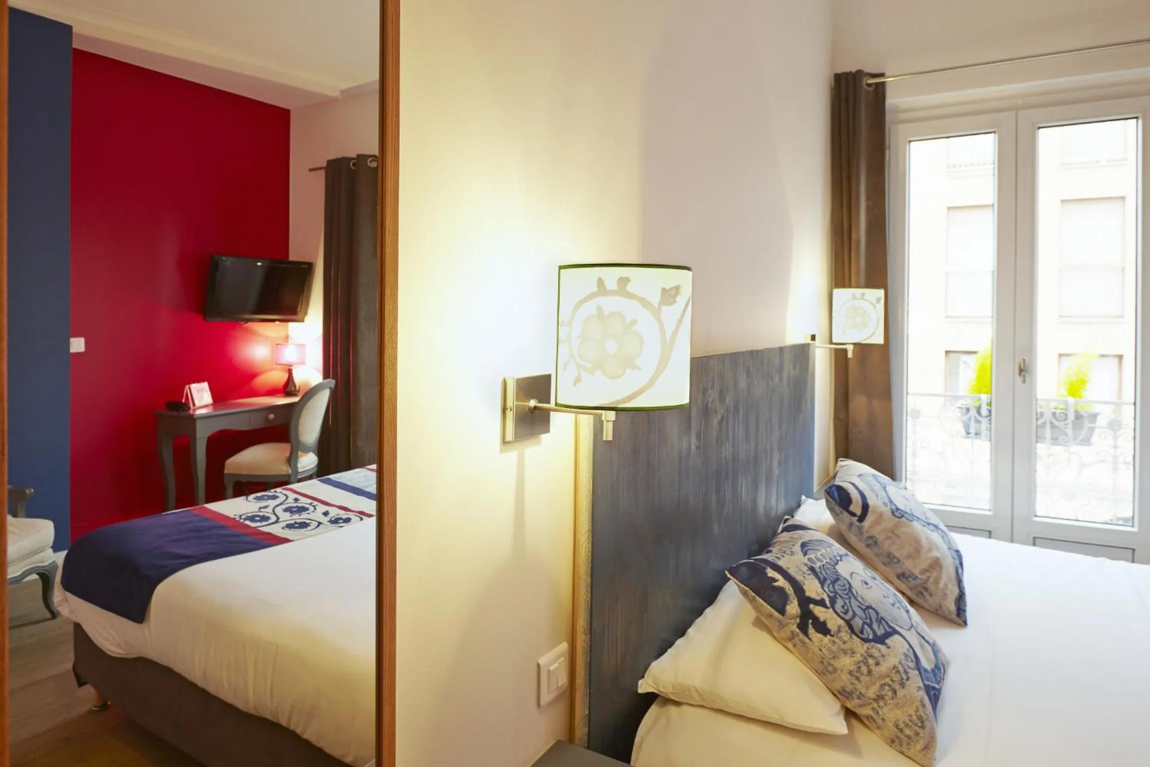 Photo of the whole room, Bed in Hôtel St Sernin