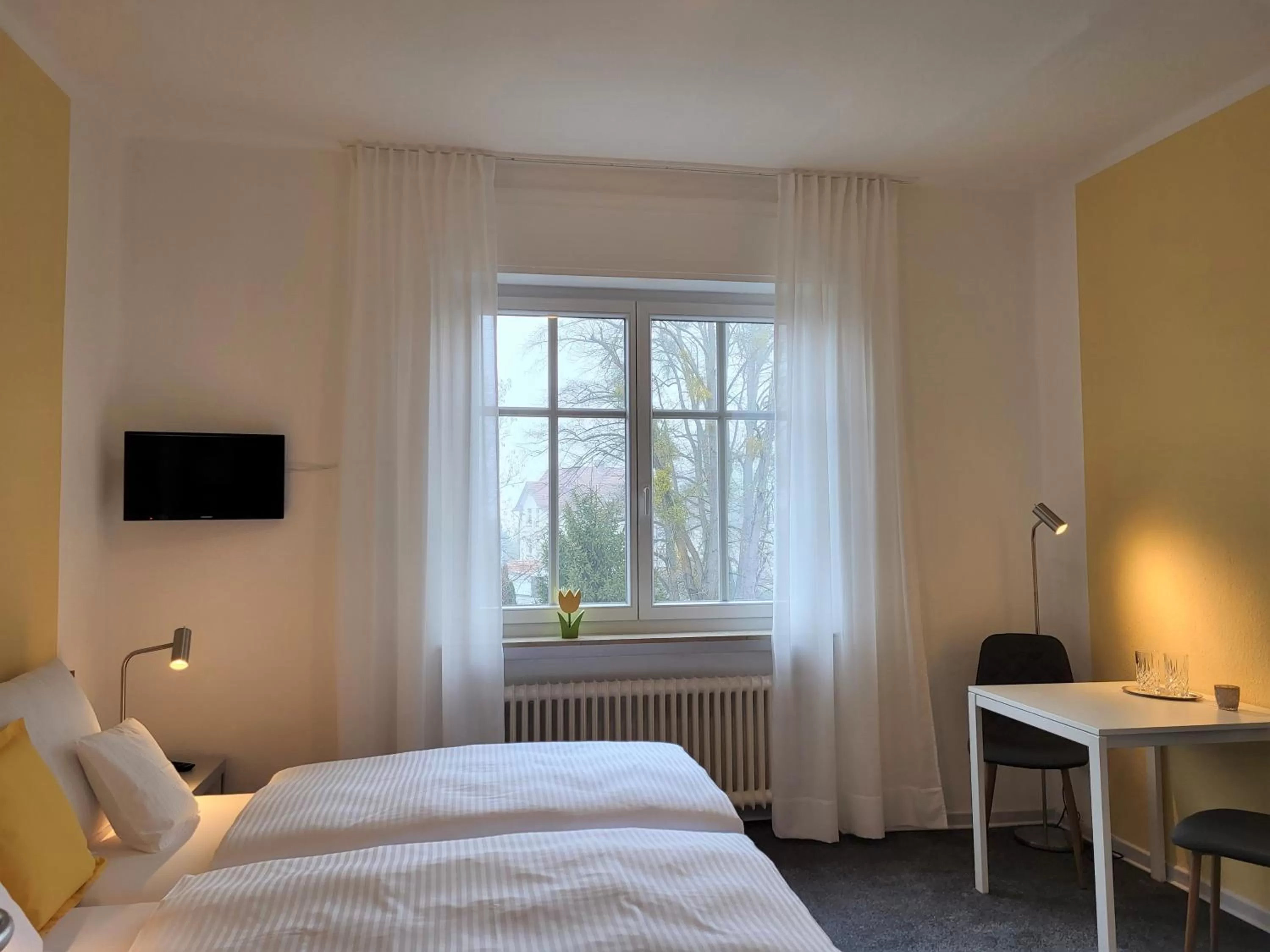 Photo of the whole room, Bed in Parkhotel Am Schwanenteich