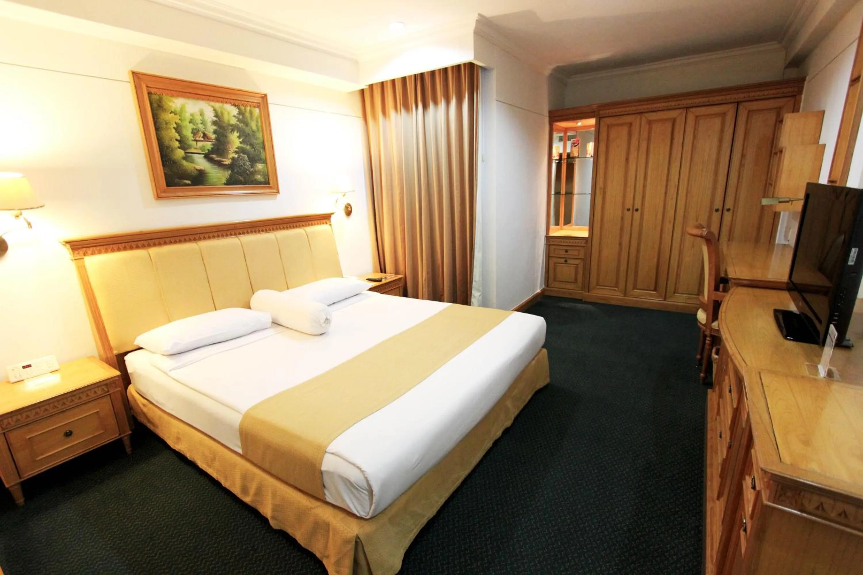 Bedroom, Bed in Harmoni Suites Hotel