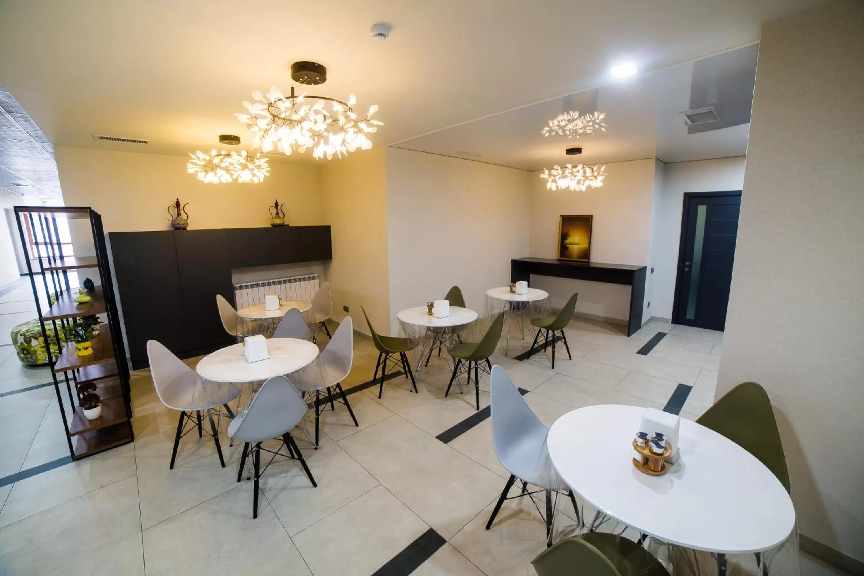 Restaurant/places to eat in Golden Hotel