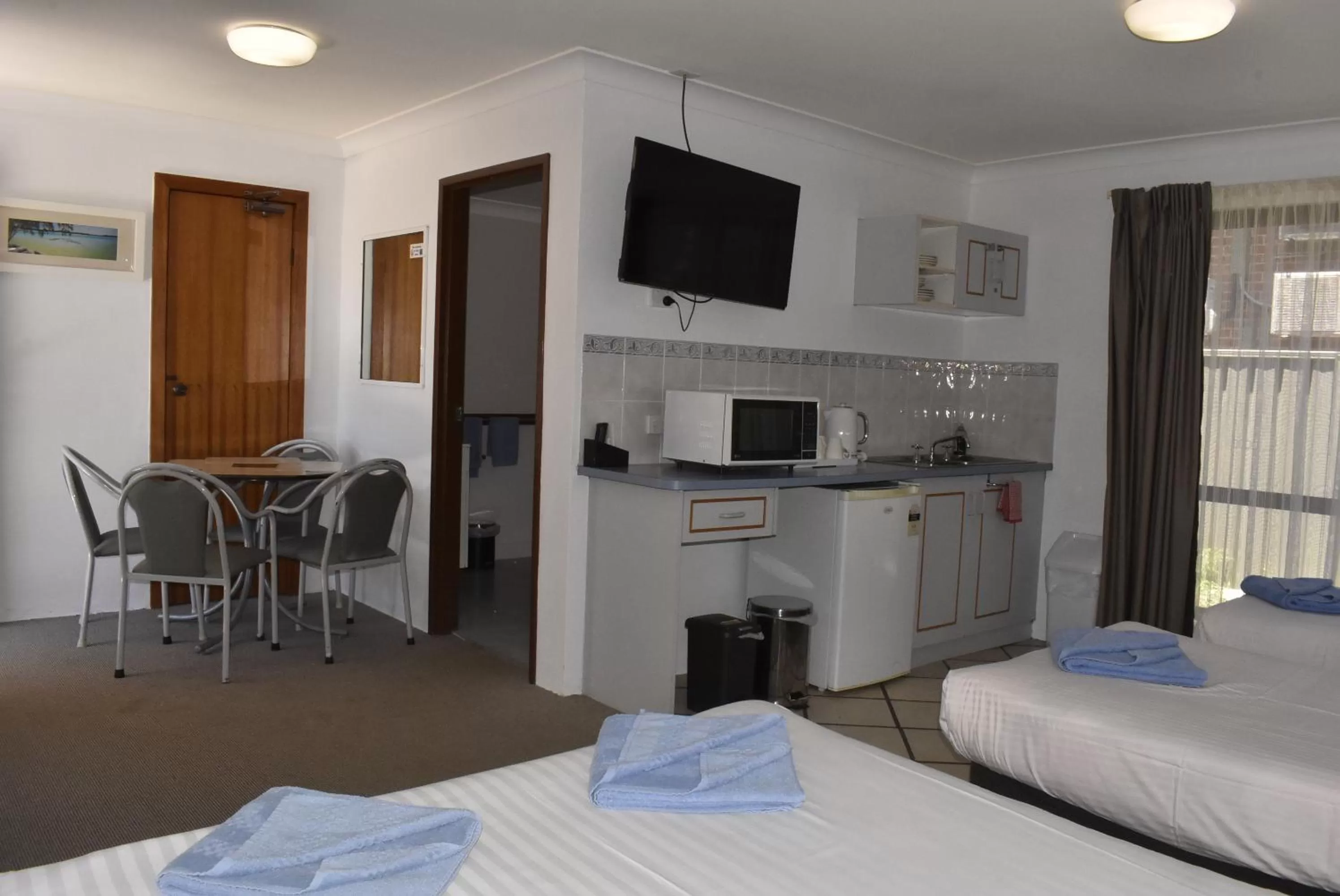 Bed in Port O'Call Motel