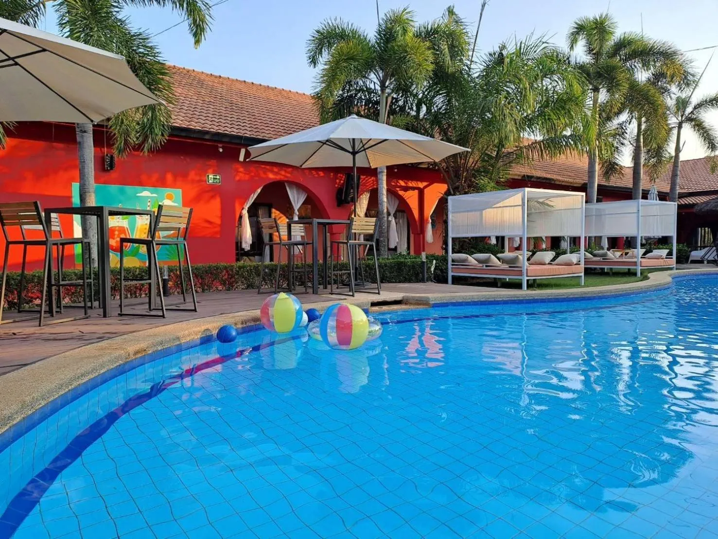 Property building, Swimming Pool in PM Lake Mabprachan Pattaya