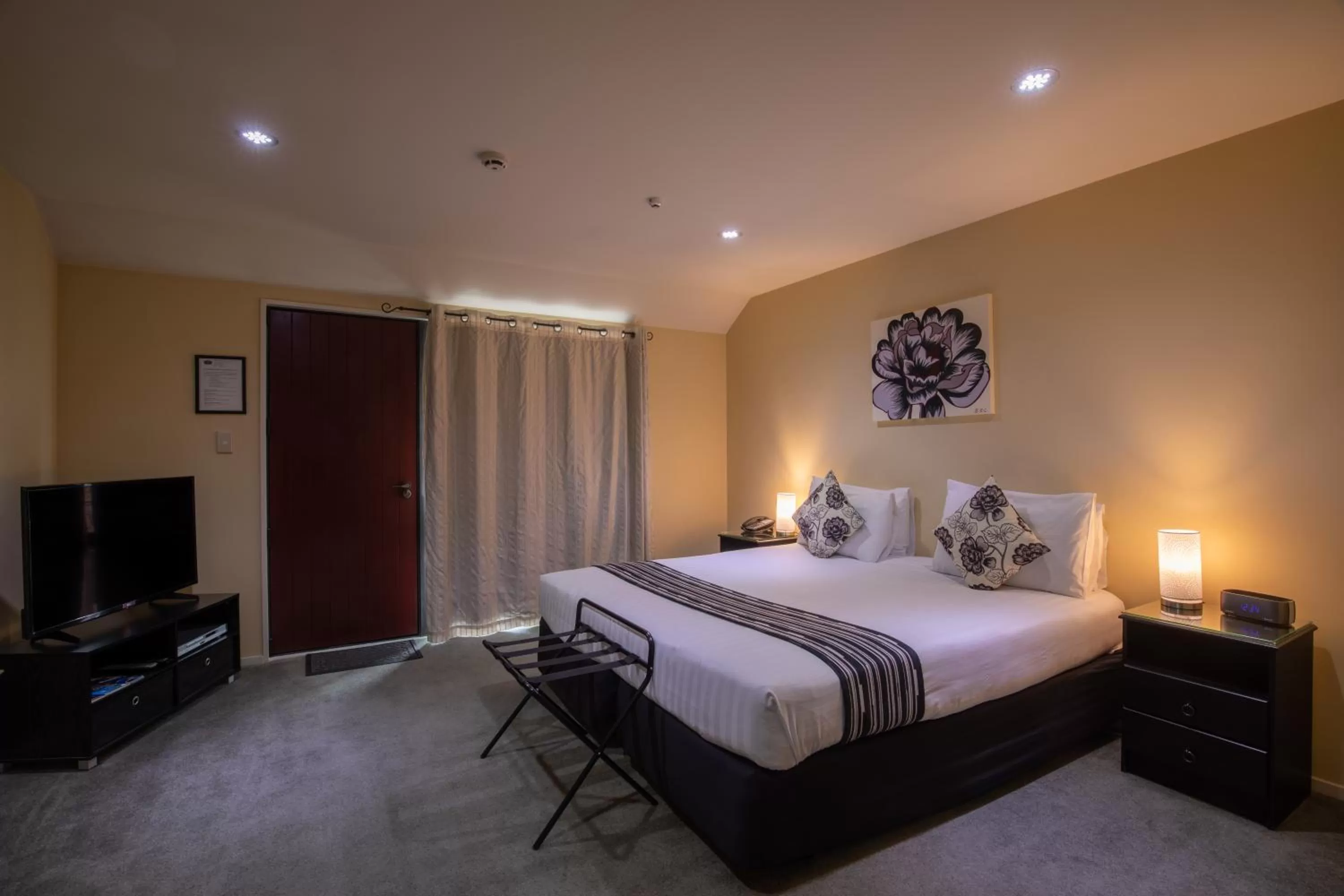 Bed in Abbella Lodge Motel