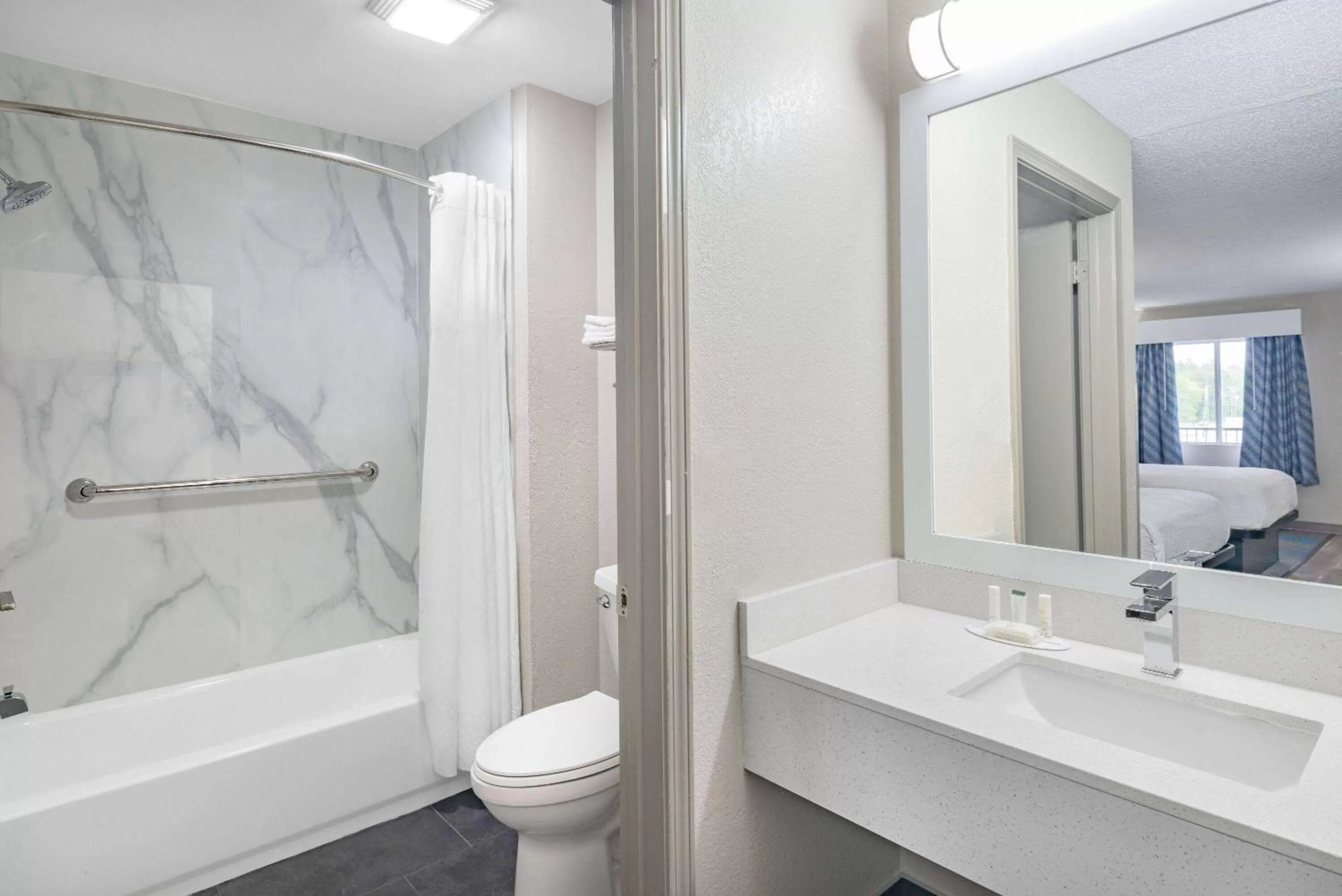 TV and multimedia in Days Inn by Wyndham Hamilton