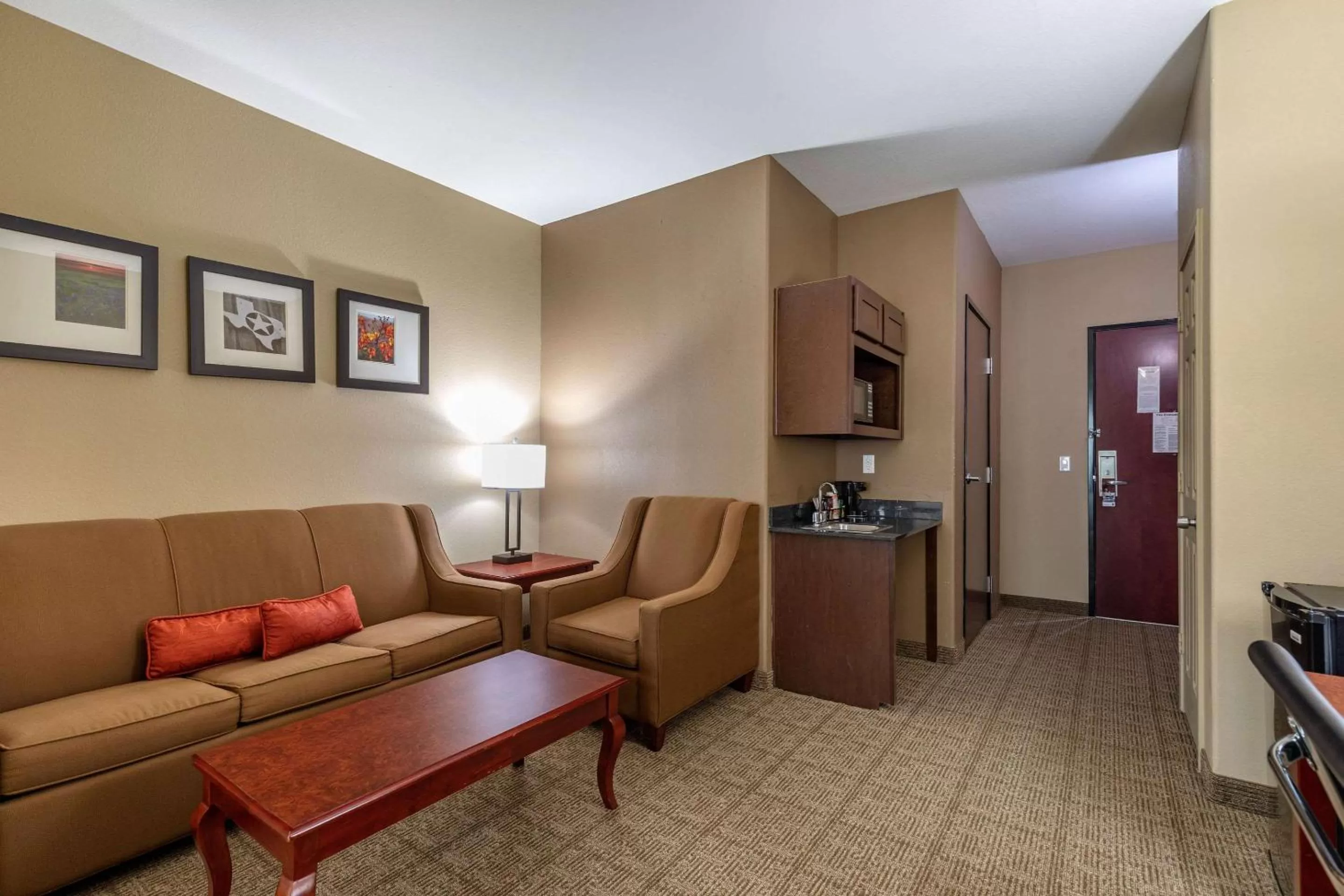 Photo of the whole room in Comfort Suites Ennis