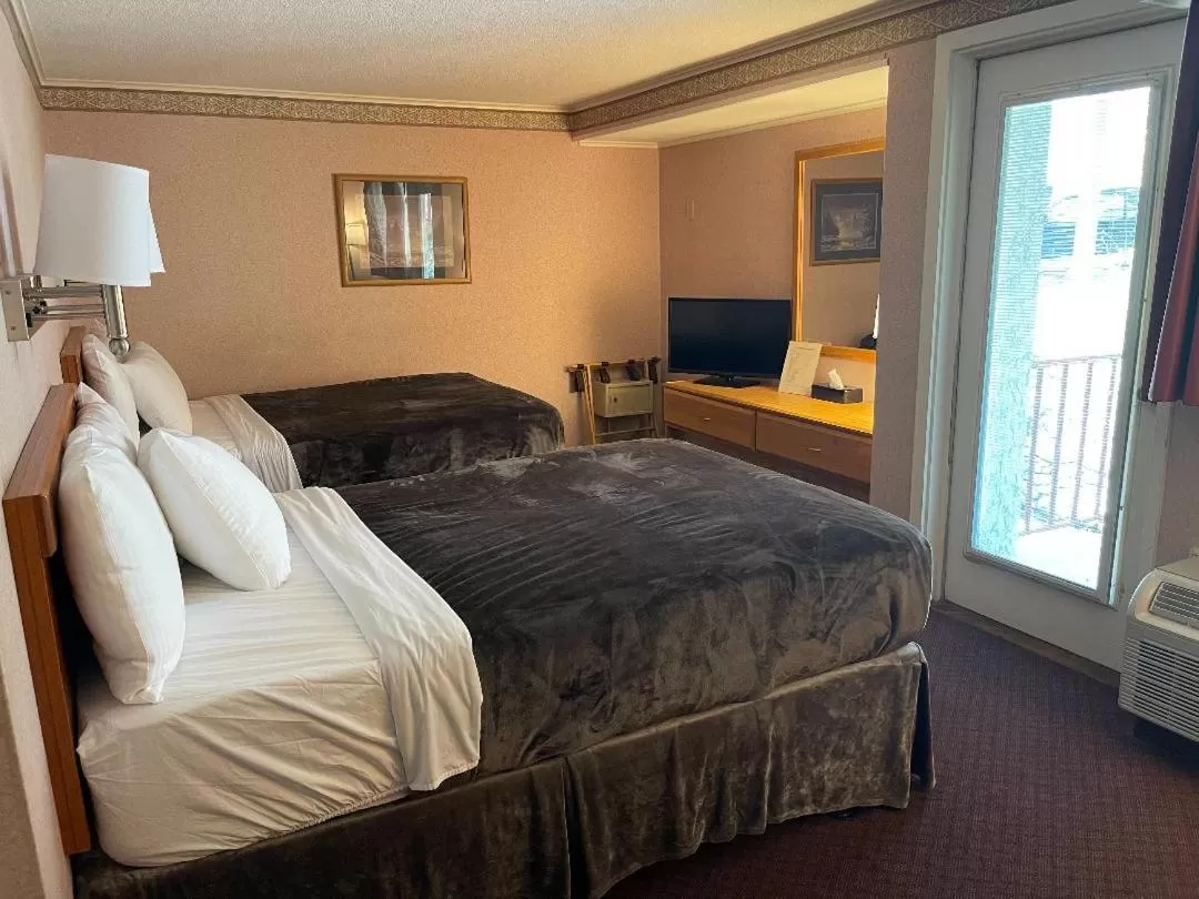 Bed in Zoders Inn and Suites