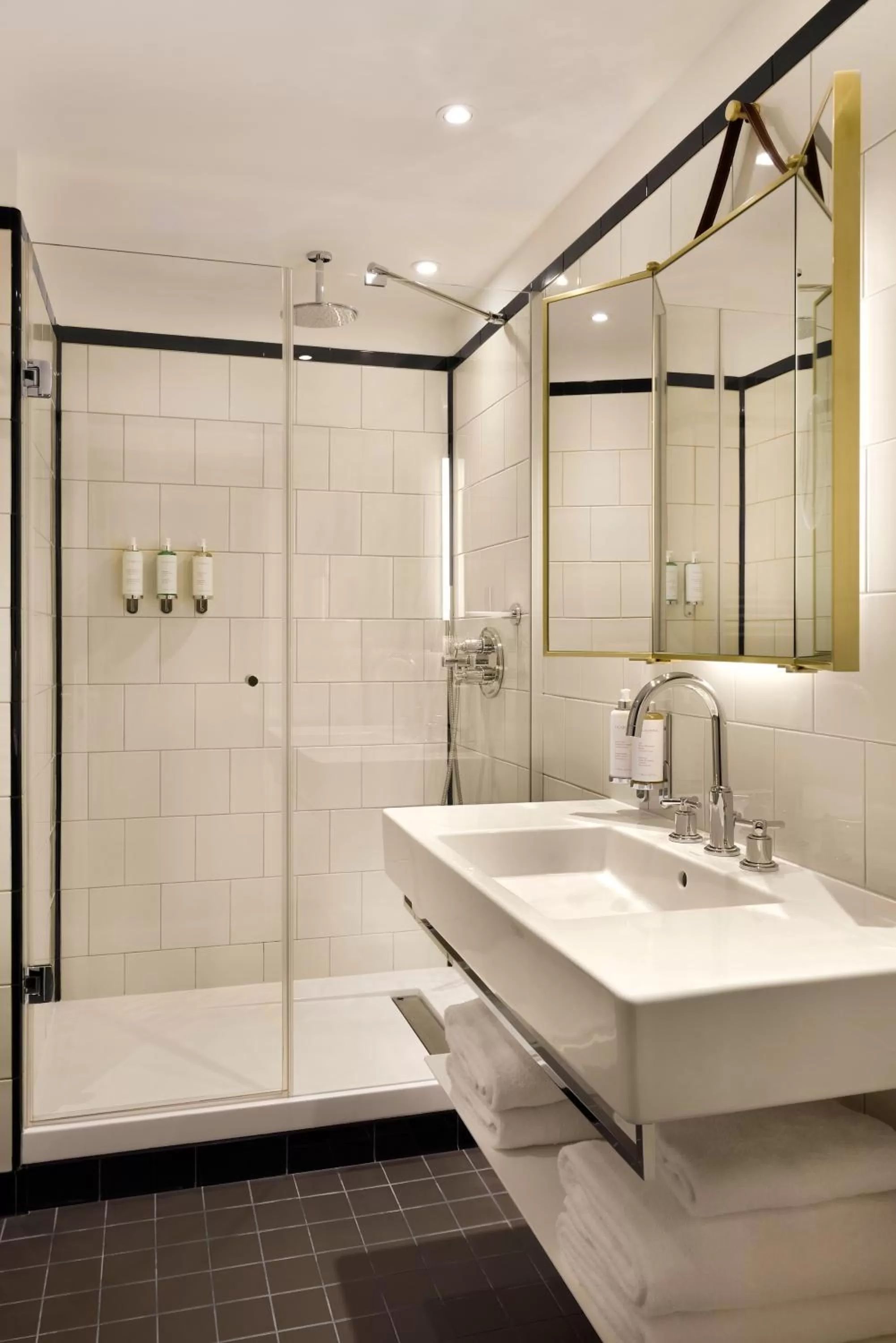 Shower in l'Echiquier Opéra Hotel Paris - MGallery Collection