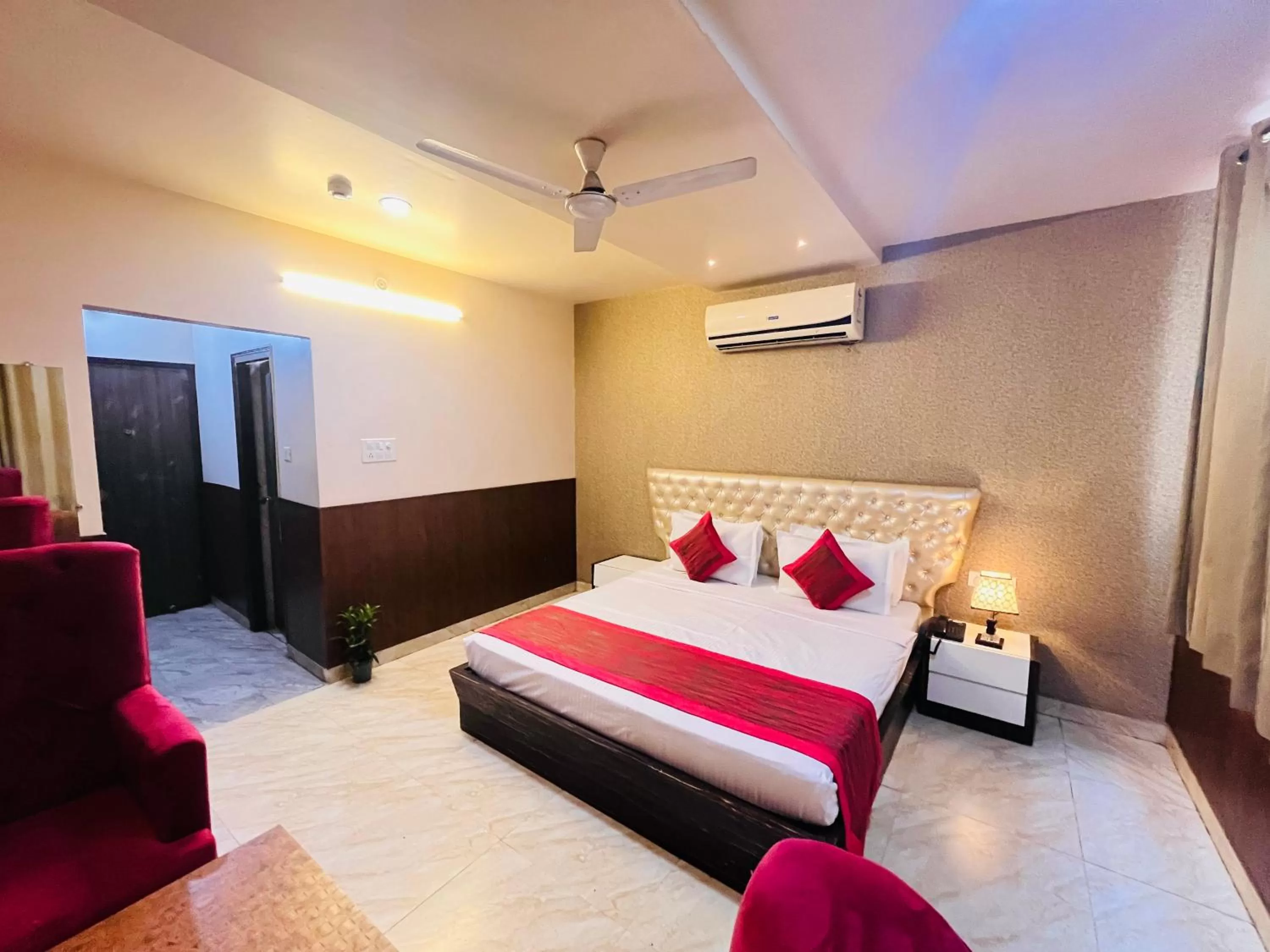 Bed in Hotel The Leaf - Gomti Nagar Lucknow