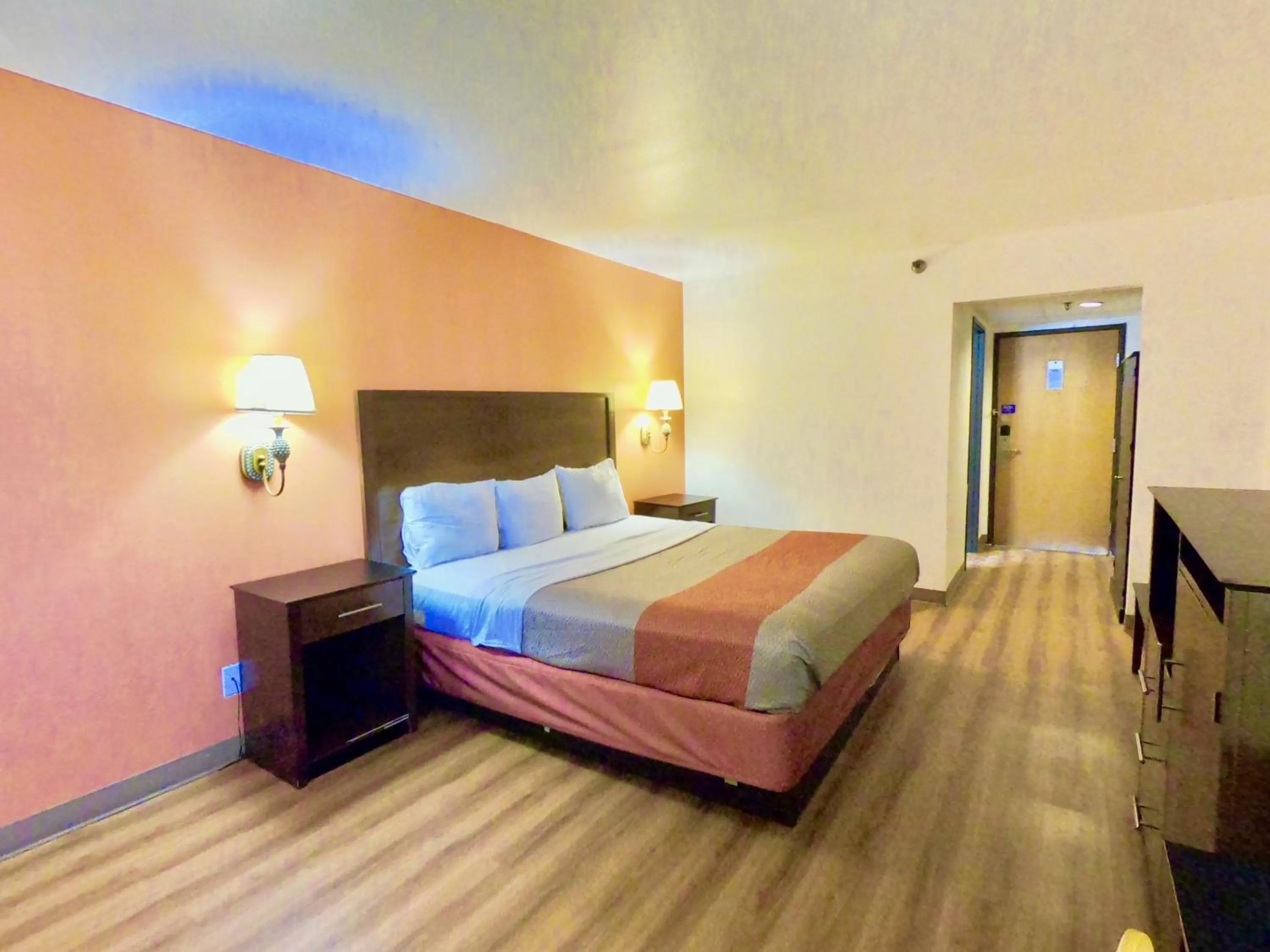 Bedroom, Bed in Motel 6-Levittown, PA - Bensalem