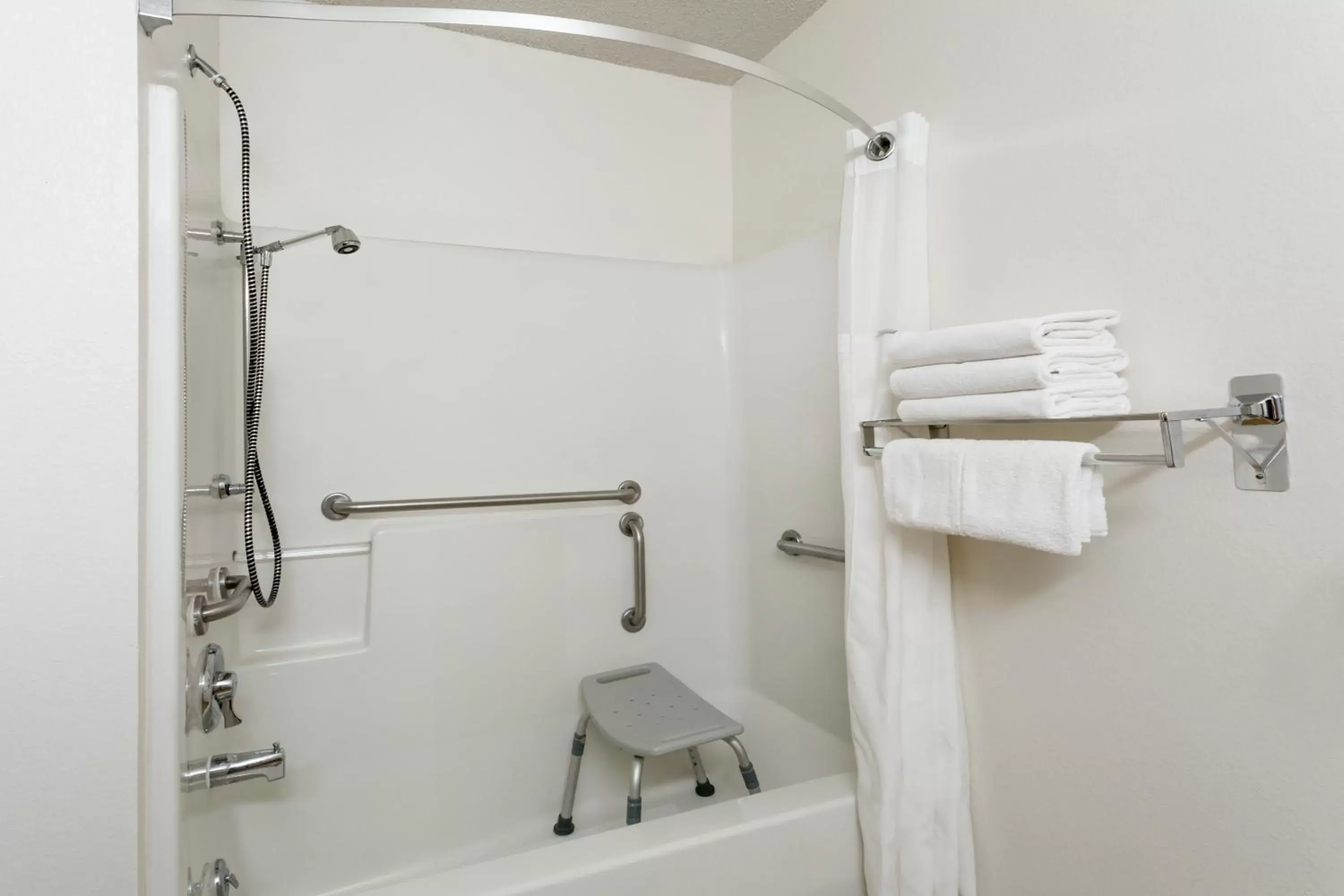 Queen Studio Suite with Roll-In Shower - Mobility Accessible/Non-Smoking in Baymont by Wyndham Bozeman Queen Studio Suite with Roll-In Shower - Mobility Accessible/Non-Smoking in Baymont by Wyndham Bozeman