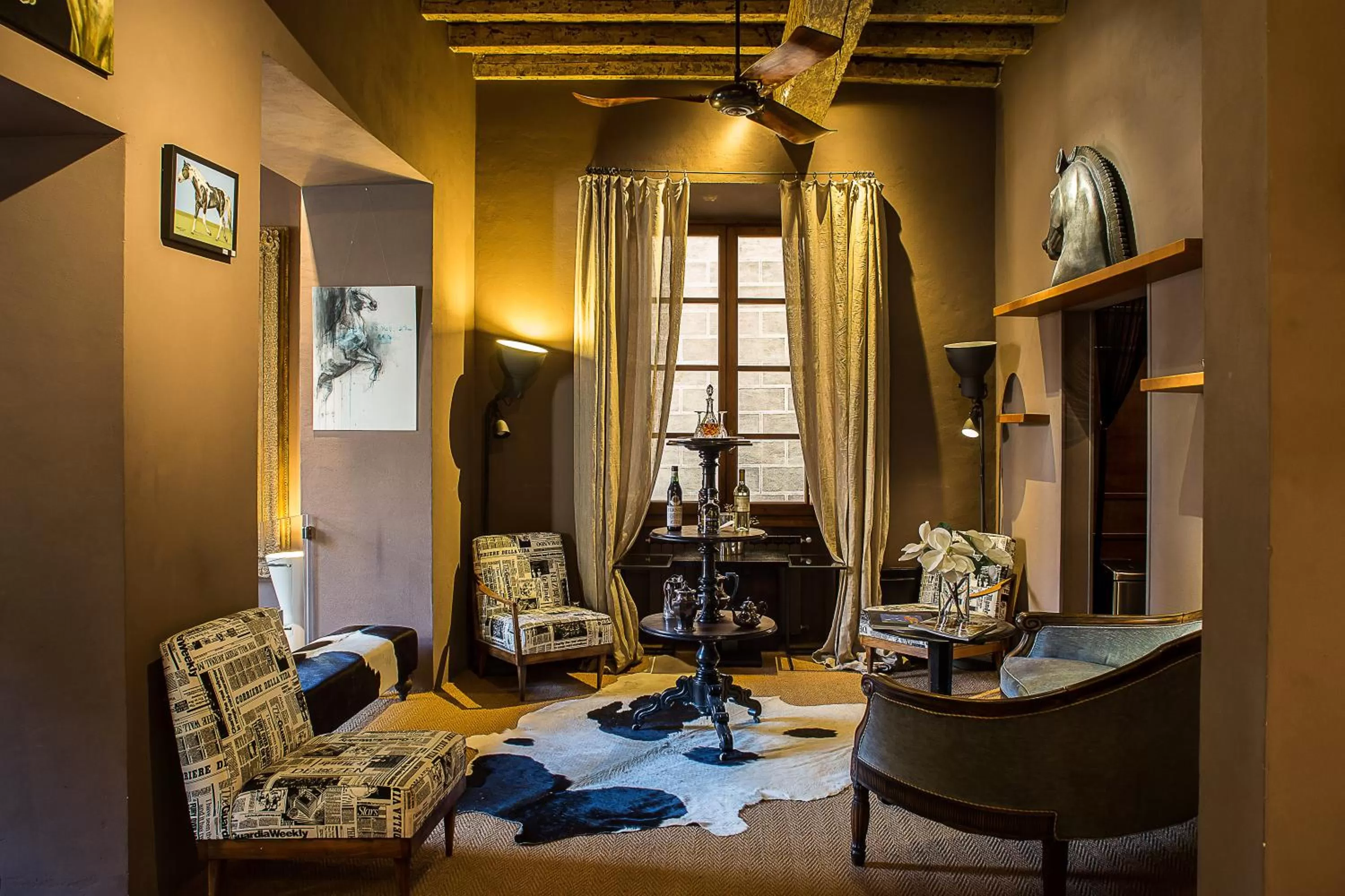 Communal lounge/ TV room in Porcellino Gallery Art Boutique BB