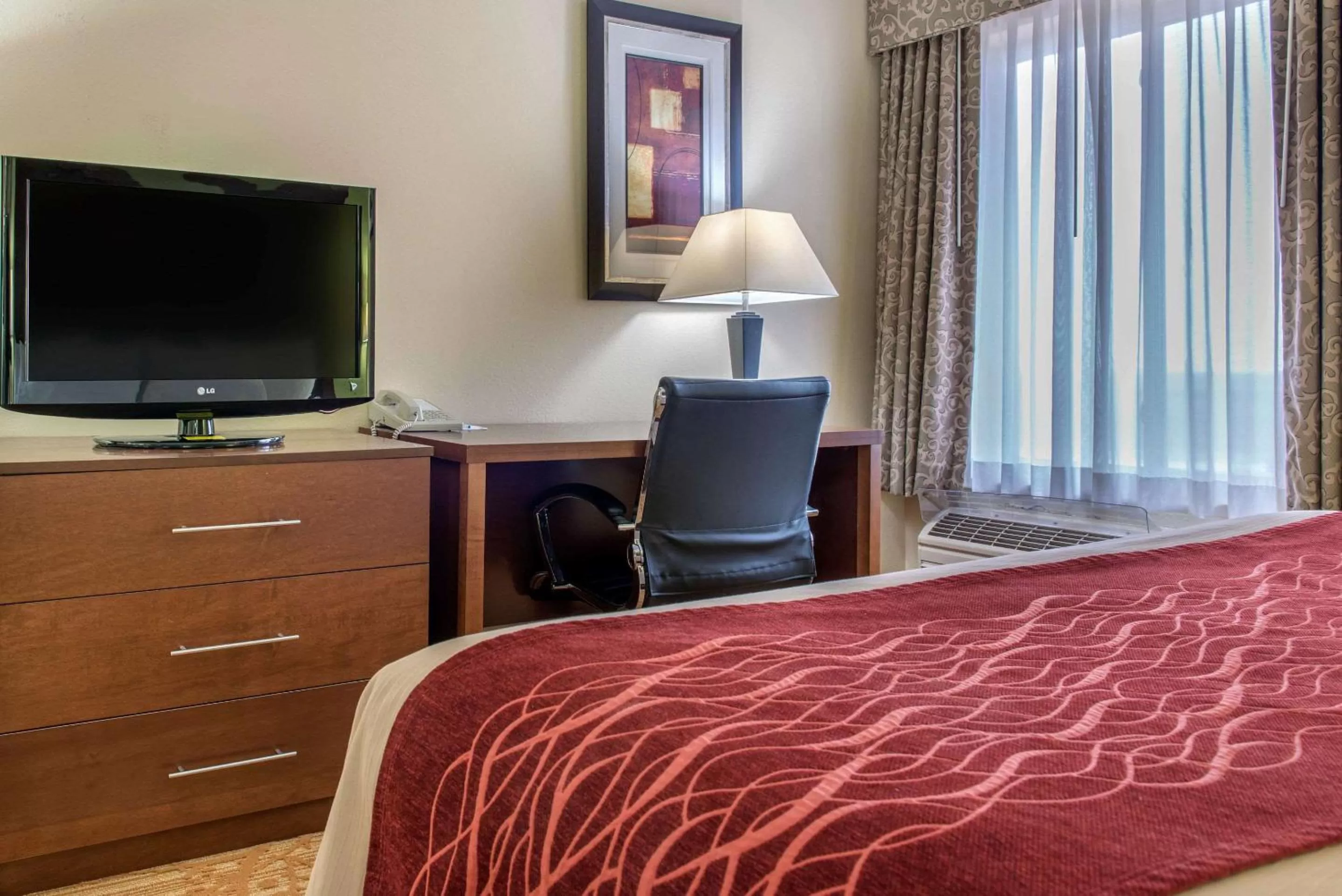 Photo of the whole room, Bed in Quality Inn Jacksonville near I-72