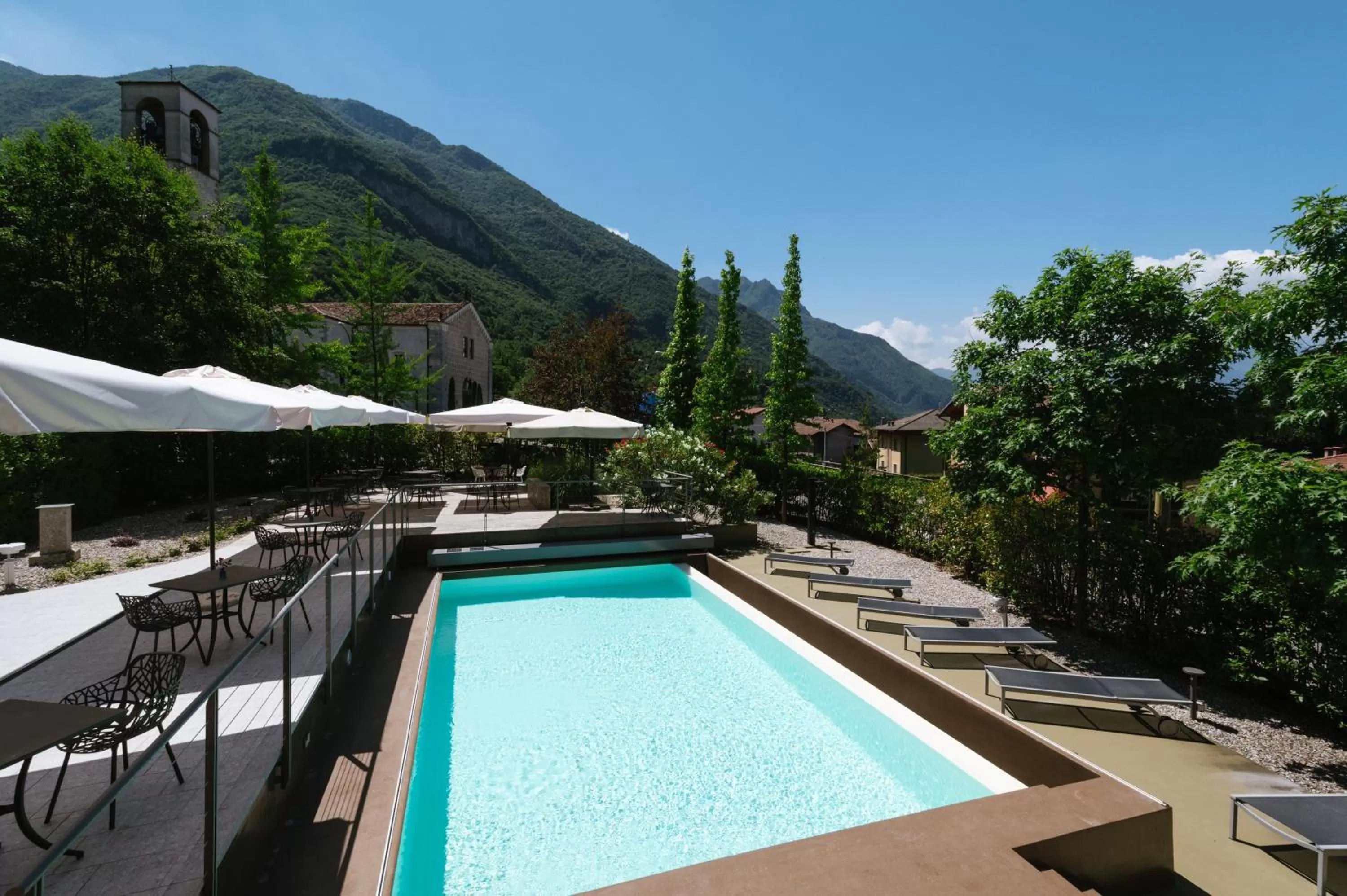 Swimming pool in Lake Hotel La Pieve