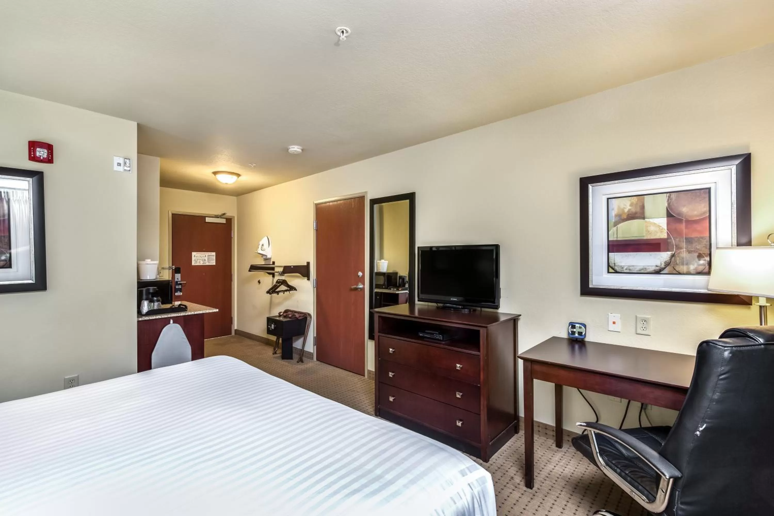 TV and multimedia, Bed in Cobblestone Inn & Suites - Vinton, IA