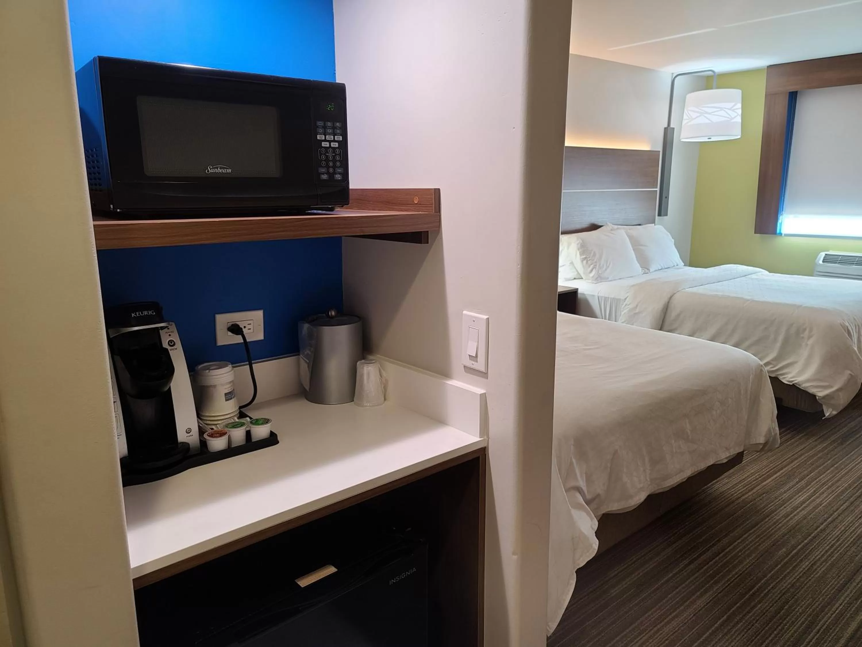 Photo of the whole room, Bed in Holiday Inn Express & Suites Woodland Hills by IHG