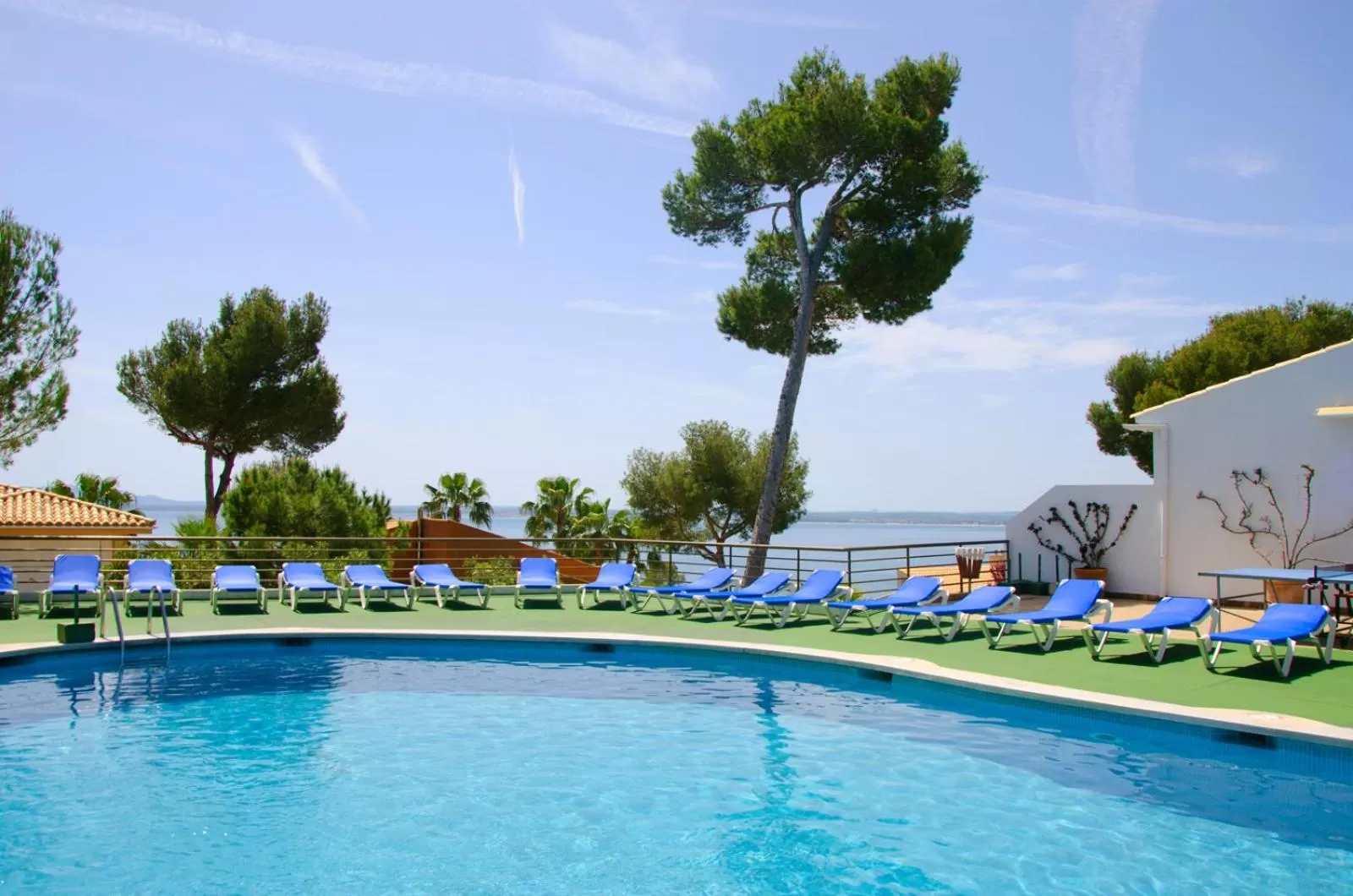 Swimming pool in Aparthotel Ona Aucanada