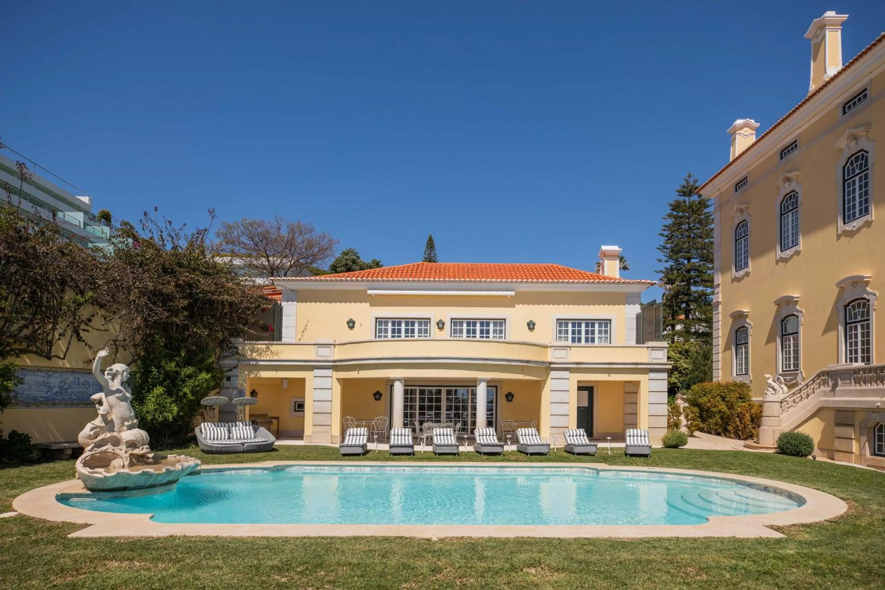 Swimming pool in Estoril Vintage Hotel