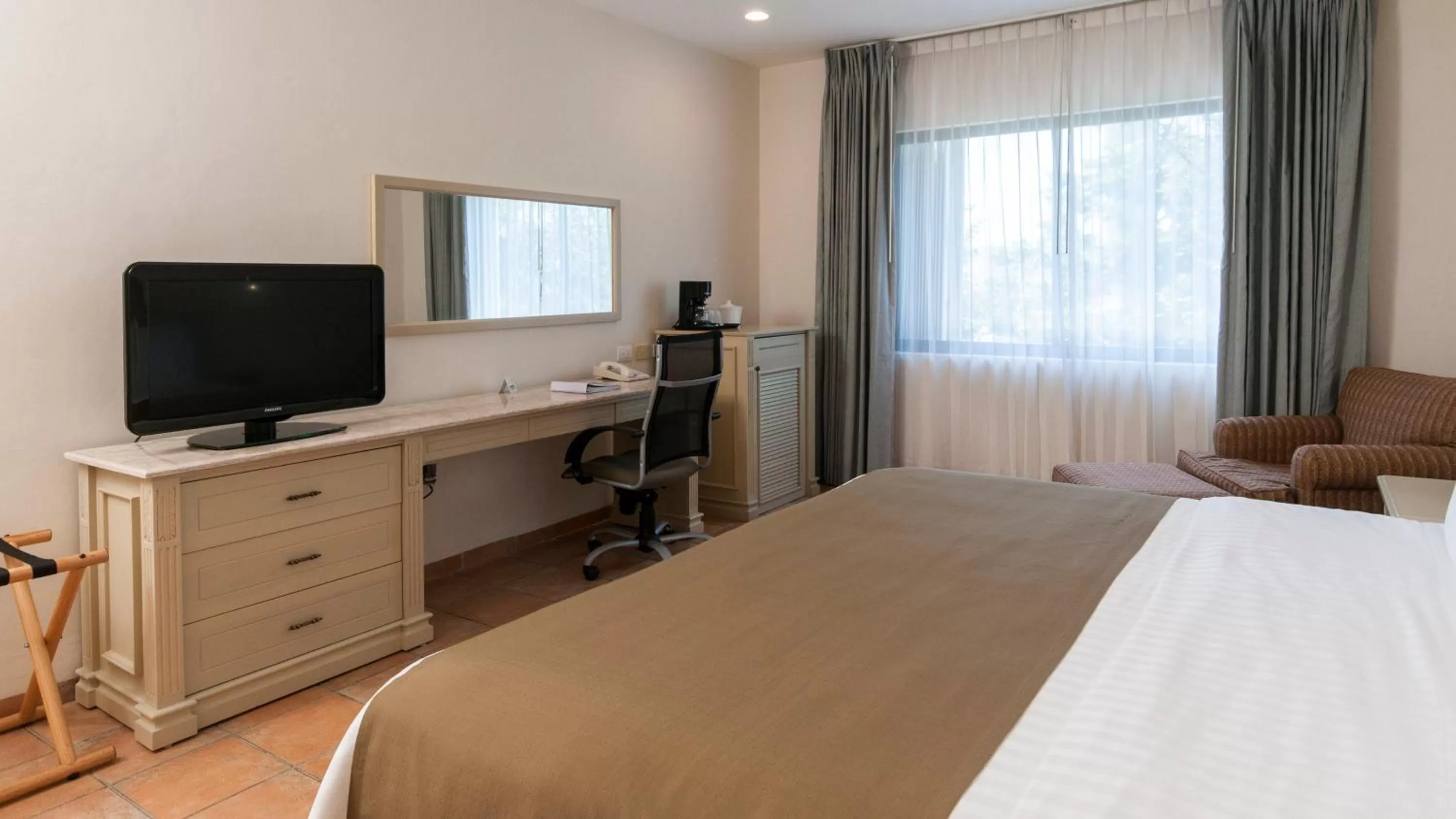 Photo of the whole room, Bed in Holiday Inn Ciudad Del Carmen by IHG