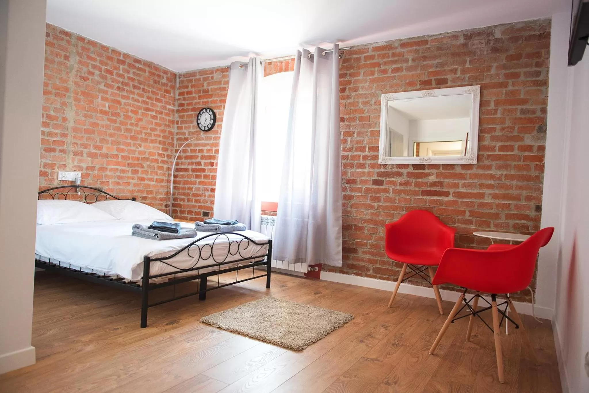 Photo of the whole room, Bed in Leon's Rooms