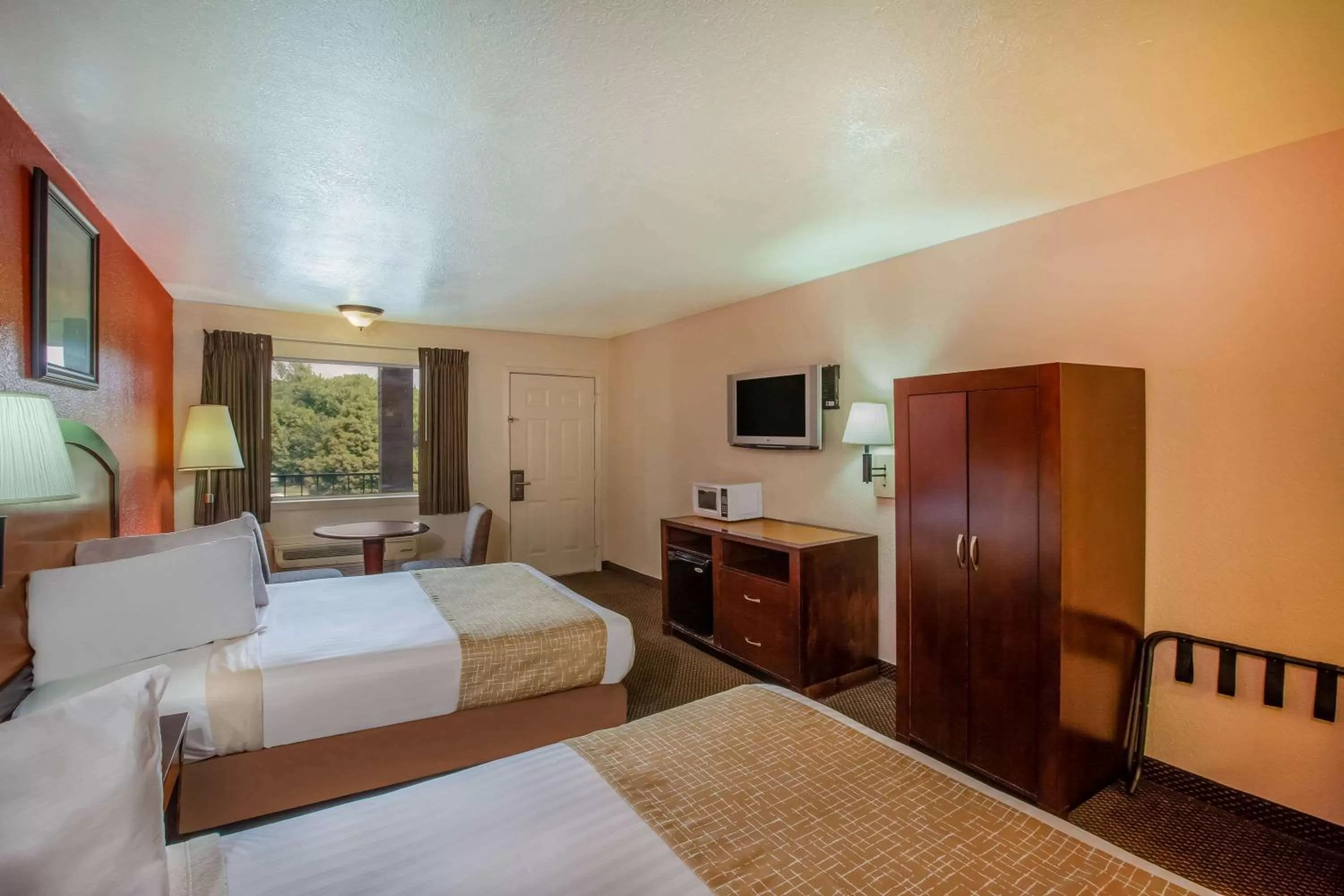 Photo of the whole room, Bed in Travelodge by Wyndham Houston Hobby Airport