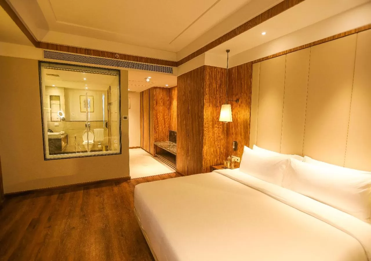 Bedroom, Bed in Radisson Bhopal