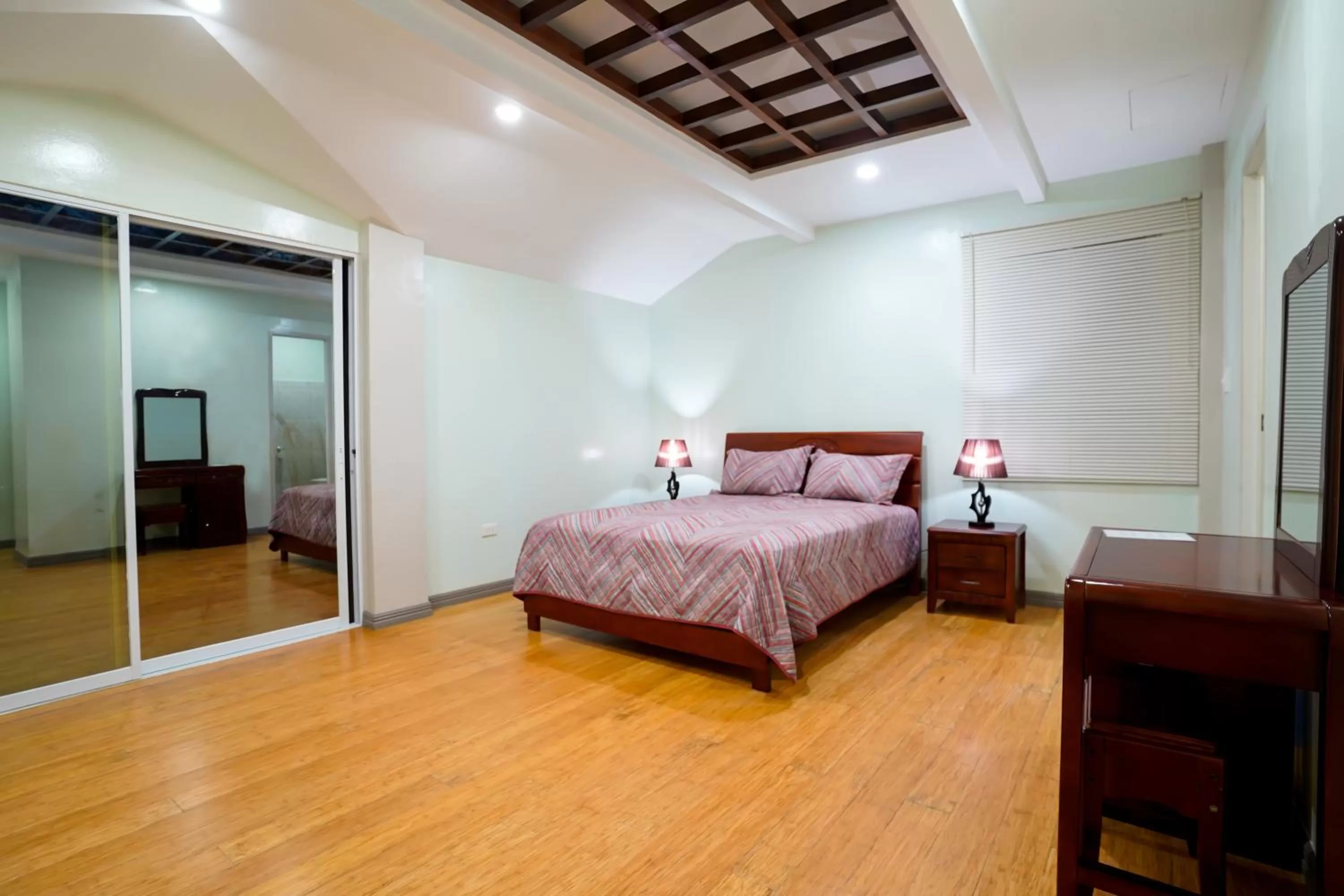 Photo of the whole room, Bed in MS Mountain Cabin