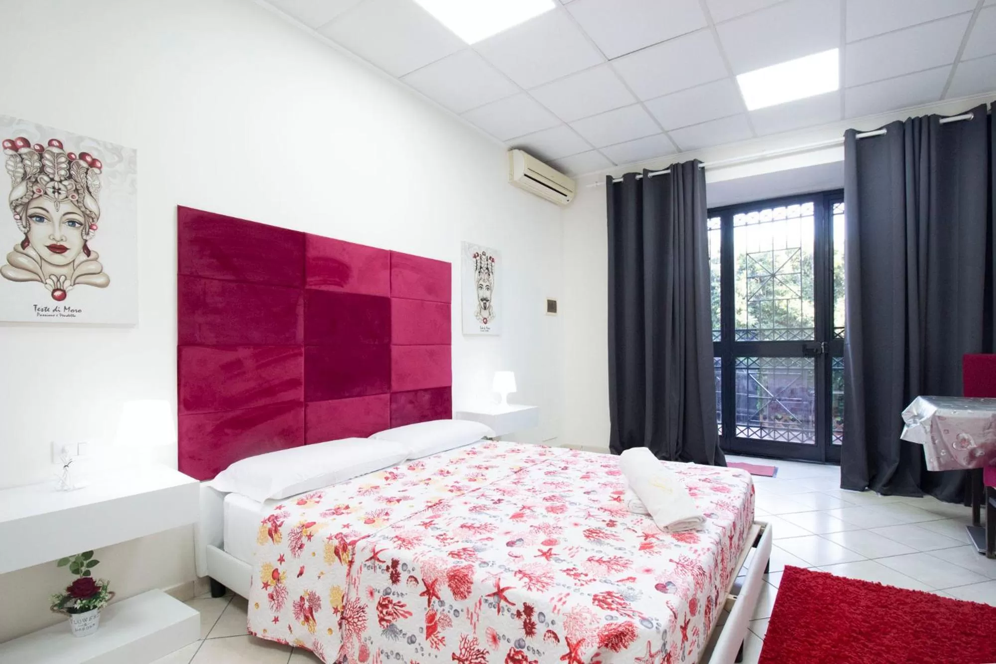 Bed in Royal Playa Suite and Apartament -private parking- self chek out