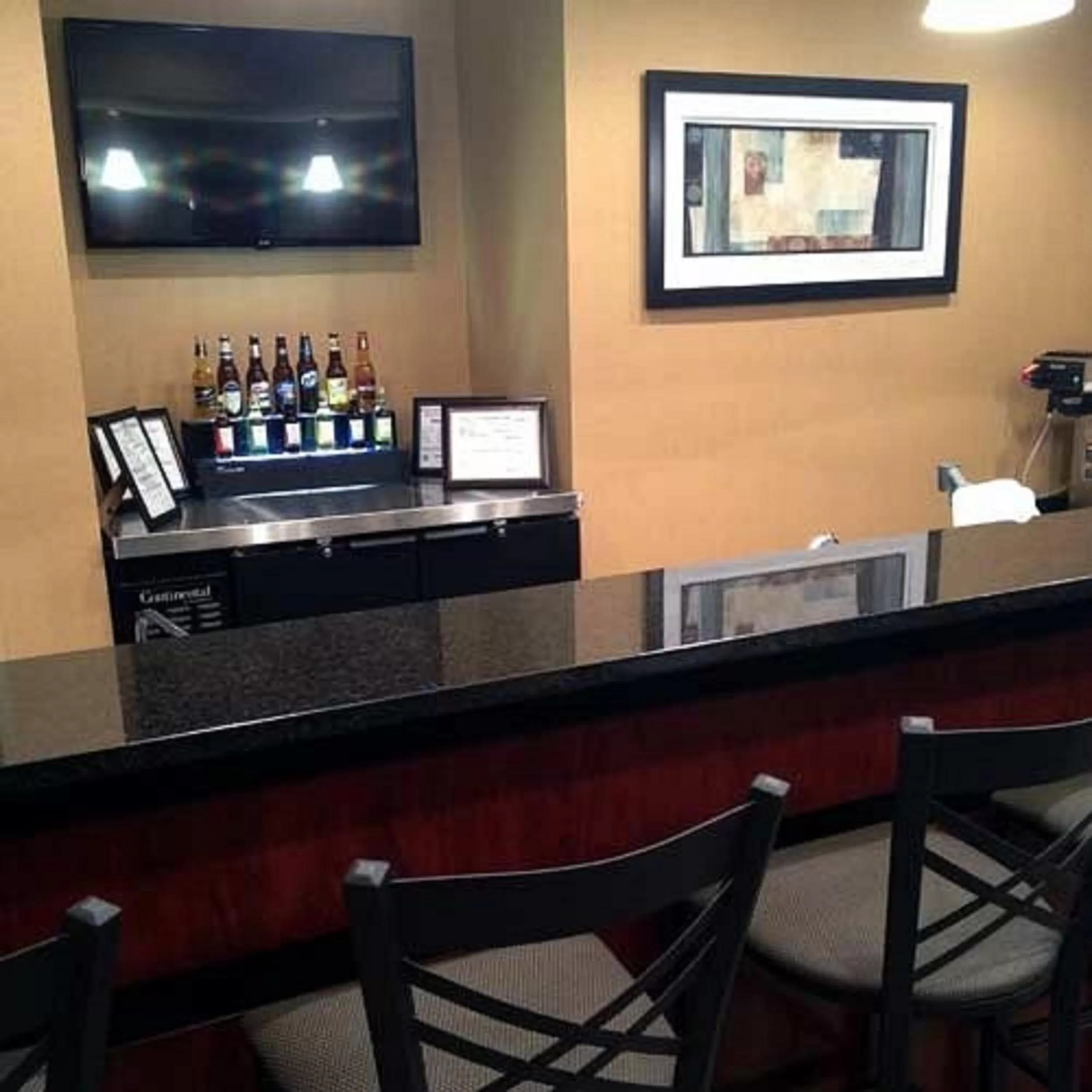 Lounge or bar in Cobblestone Hotel & Suites - Broken Bow