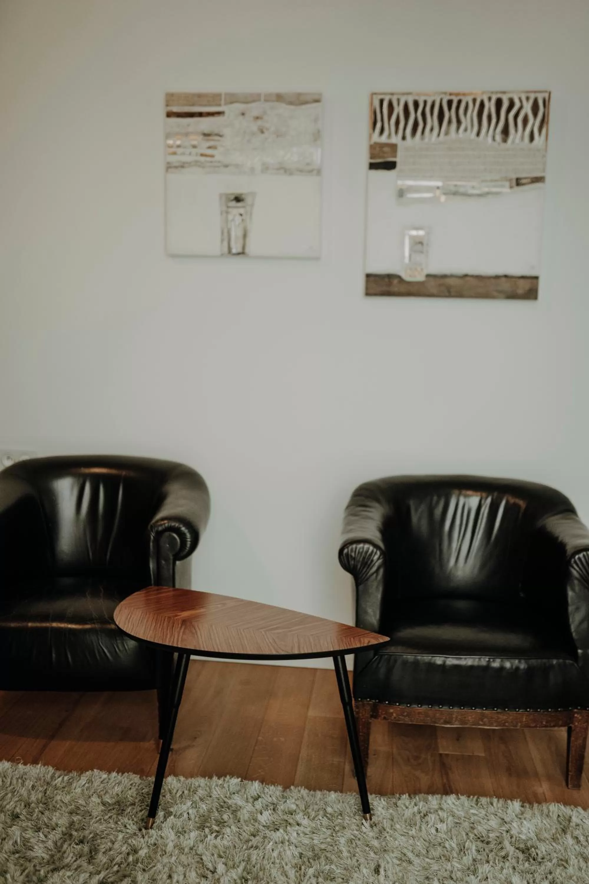 Seating area in Salon Win Wine Bar & Apartments